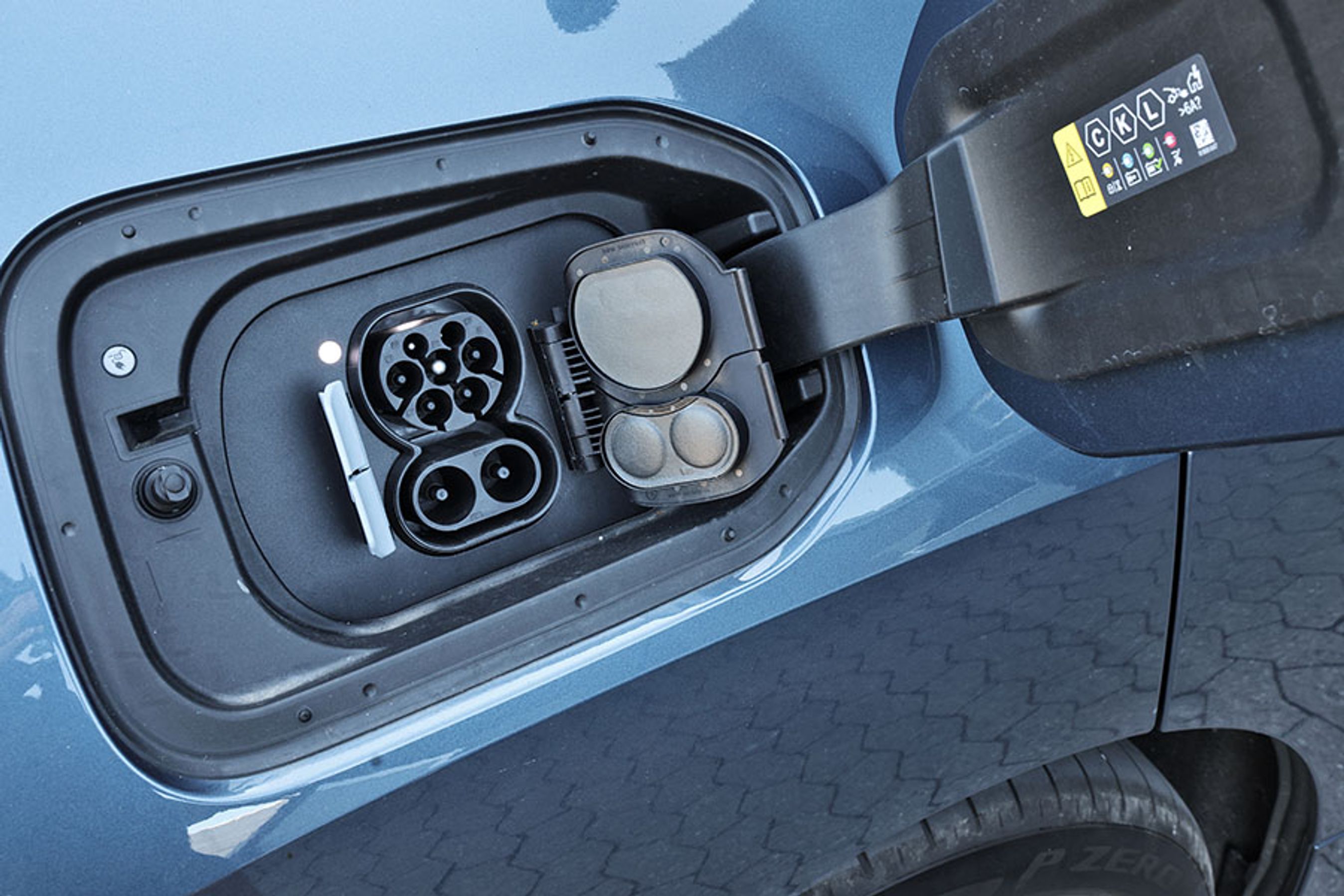 Efterhånden ser vi kun trefaset opladning til hjemmebrug, og tak for det. Med et batteri på 109 kWh tager det godt 10 timer at lade bilen op fra 0 til 100 pct. Lynladning under vores test levererede 40 kWh på 15 minutter og 74 kWh på 30 minutter. 