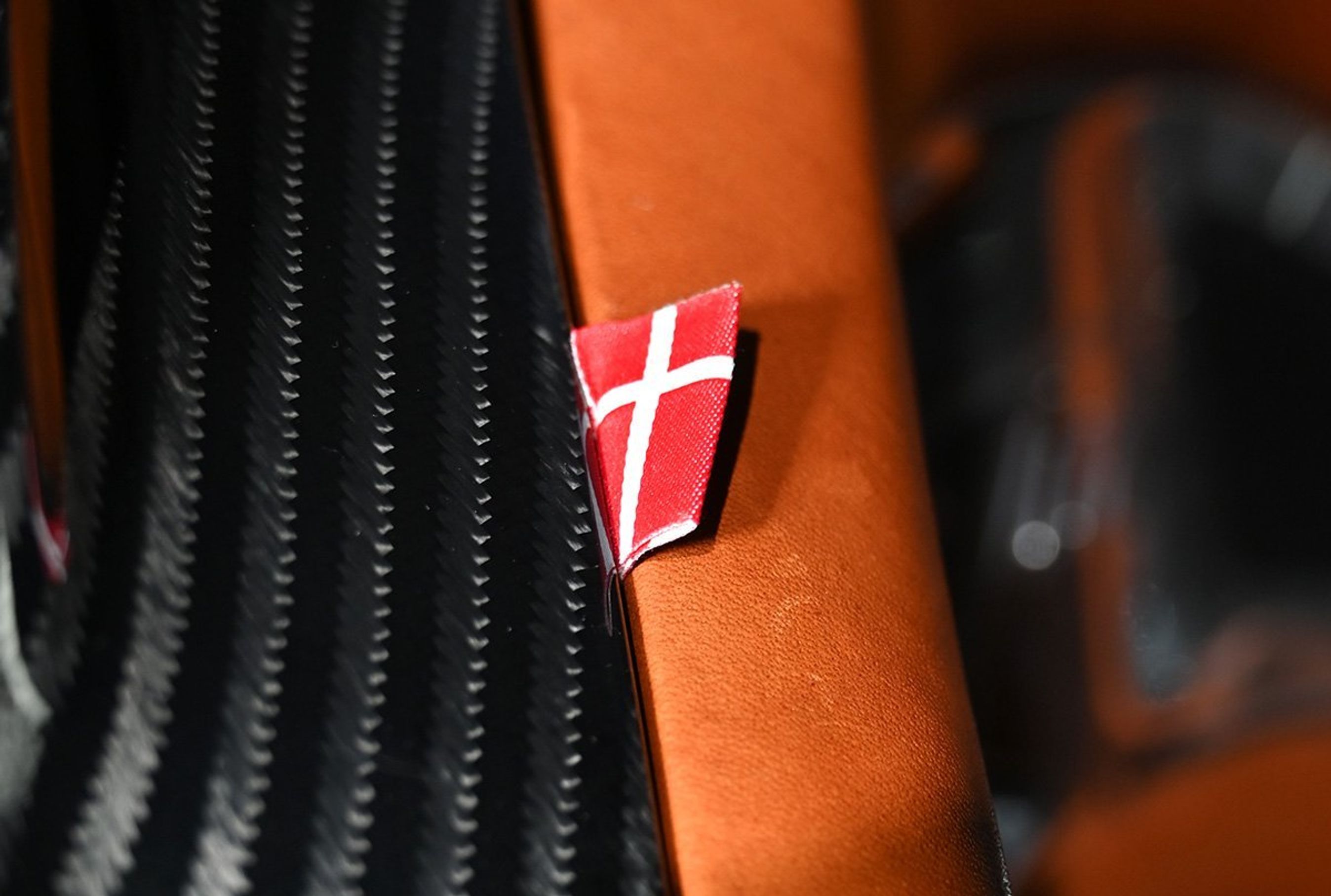 Dannebrog i læder-ryglænet