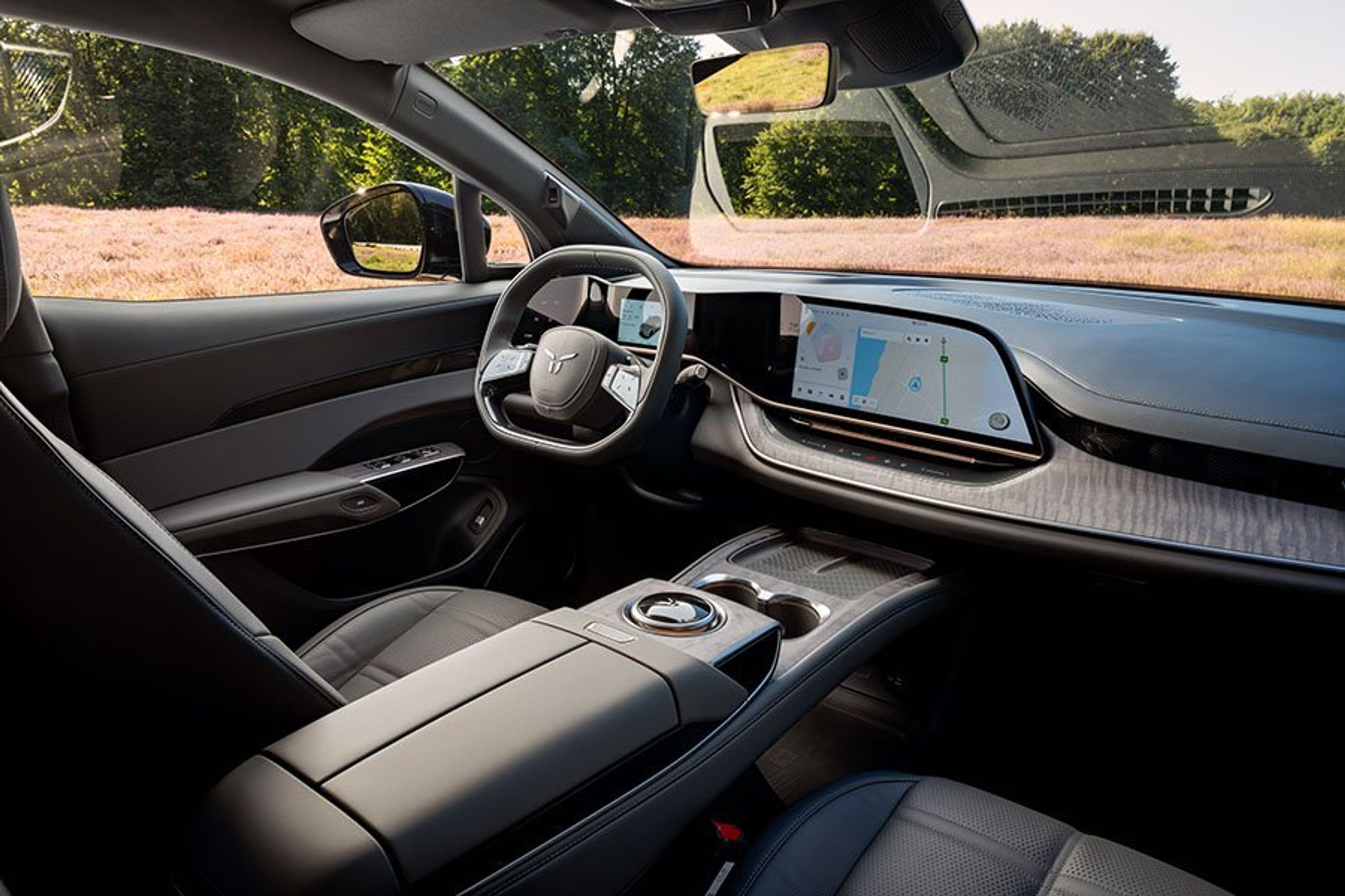 Førerpladsen i en Hongqi EHS7