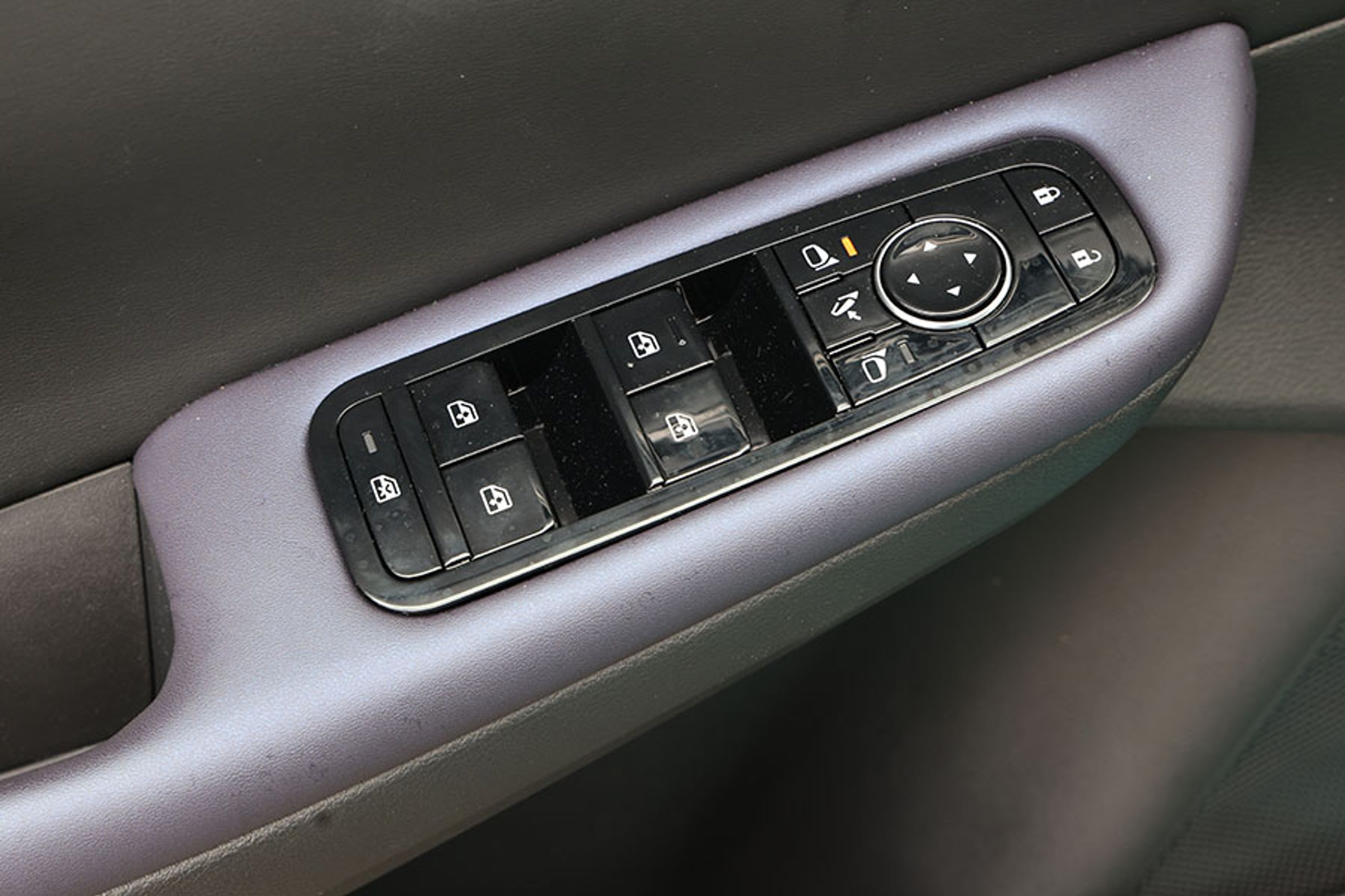 I døren er der traditionelle knapper til styring af elruder og sidespejle. Det virker både bekendt og godt.
