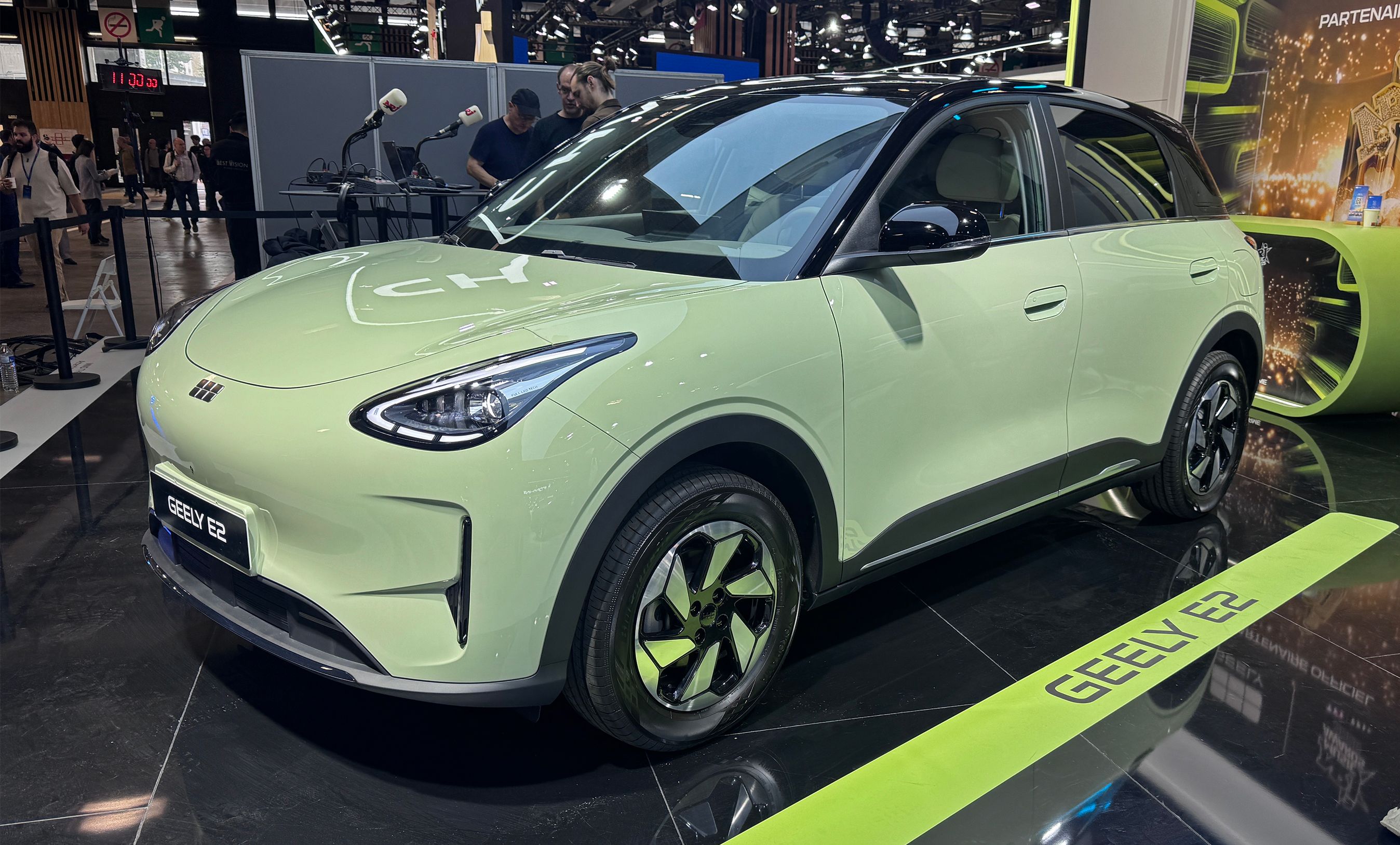 Lysegrøn Geely E2.