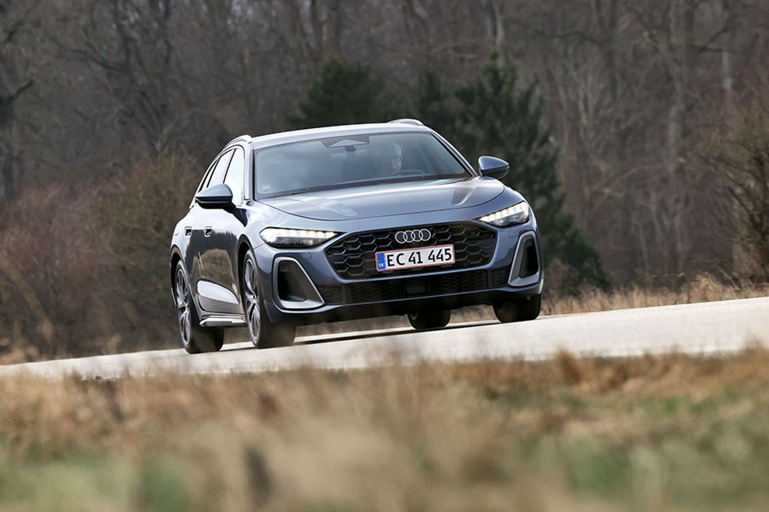 A5 ligger lavt på vejen og føles ganske dynamisk. Affjedringen er dog til den hårde side, og det koster næsten 90.000 kr. at købe den udstyrspakke, hvor du får adaptiv undervogn. Det er lidt ærgerligt.