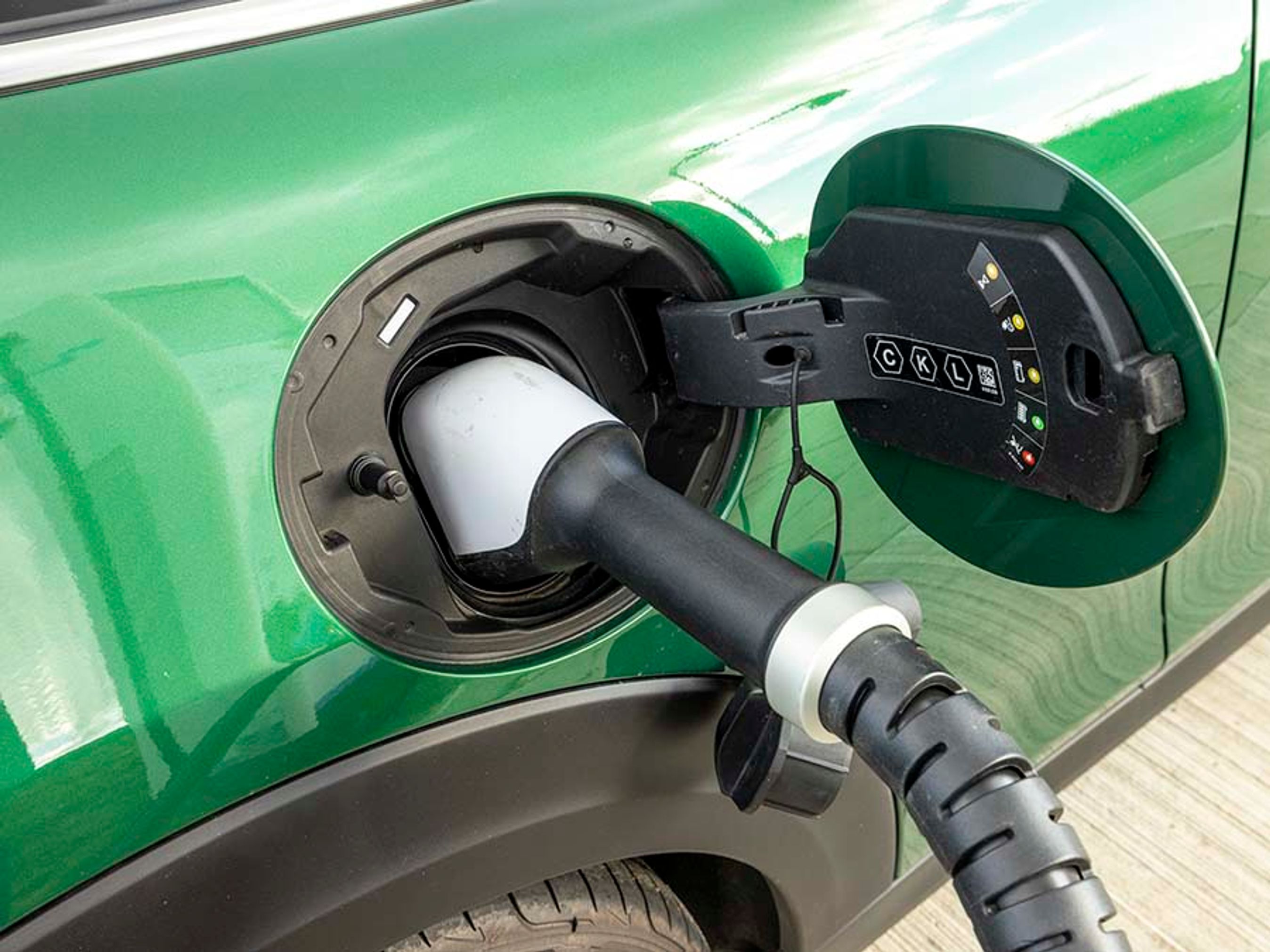 Mini kan hjemmelade med 11 kW, det vil sige, at du kan lade den helt op på 3,5 timer under optimale forhold. Det er ganske hurtigt, men primært fordi batteriet er lille. Den kan reelt ikke lynlade, men blot hurtiglade med op til 50 kW. Vi målte 45 kW under vores test. 