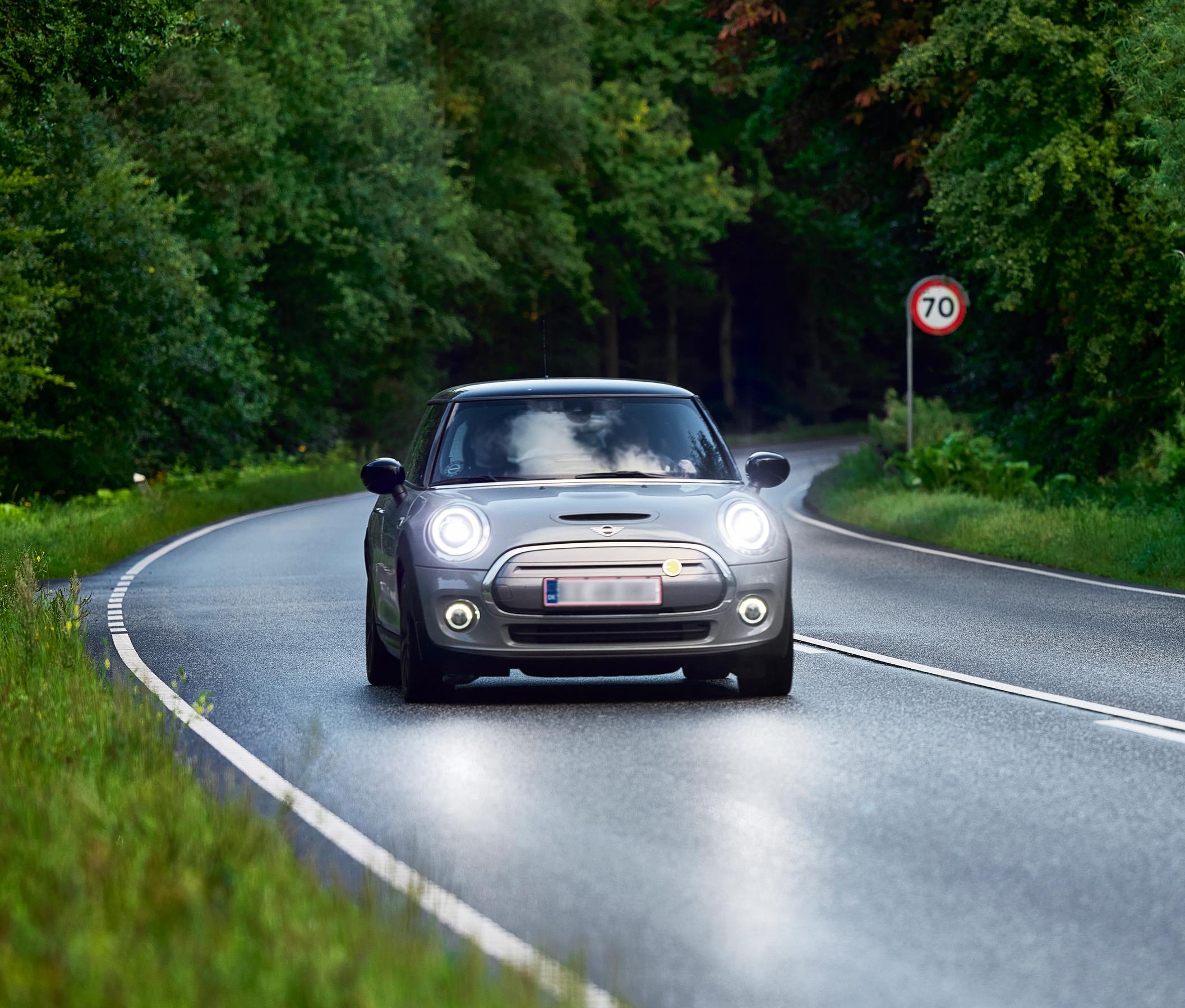 Bil kører på landevej