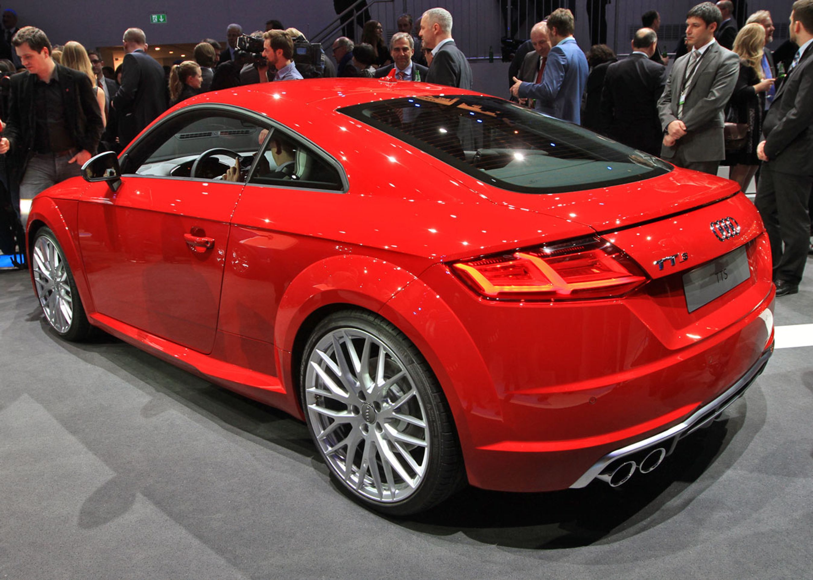 Ved en hastighed på over 120 km/t. kører en spoiler ud fra bagklappen og minimerer luftmodstand og øger downforce.