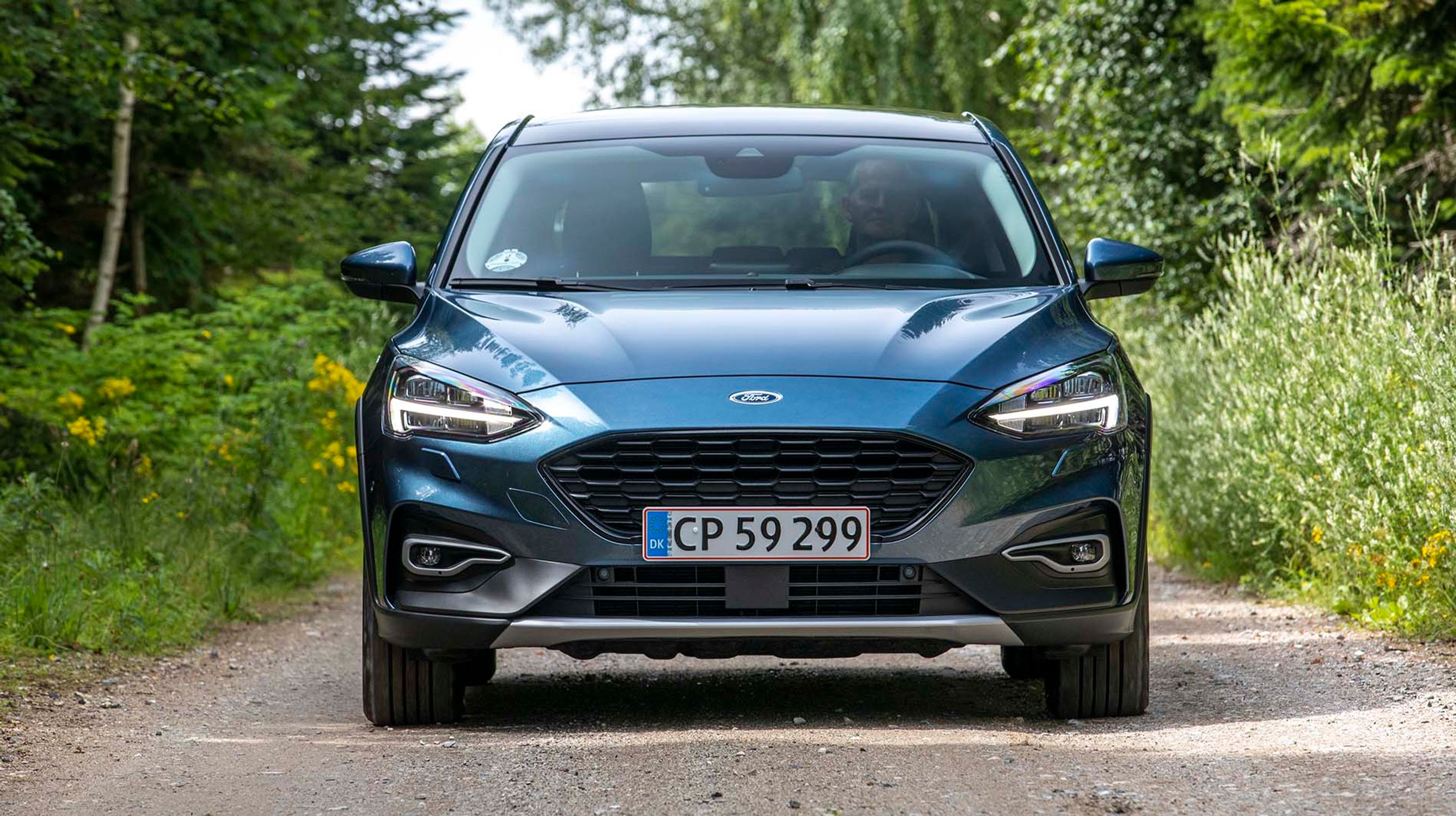 Du får tre centimeter højere frihøjde end i en almindelig Ford Focus, og det gør Active-modellen lidt mere terrængående. Tillige får du også to ekstra køreprogrammer: Slippery- og Trail-mode, som kan hjælpe, når du kører væk fra asfalten.