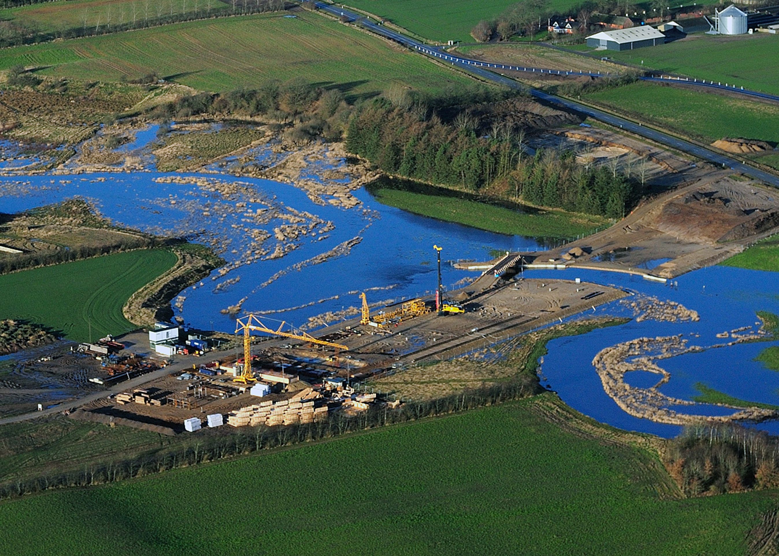 Holstebromotorvejen begynder at blive synlig i landskabet. Her er det den kommende bro over Store Å ved Holstebro. Foto: Vejdirektoratet
