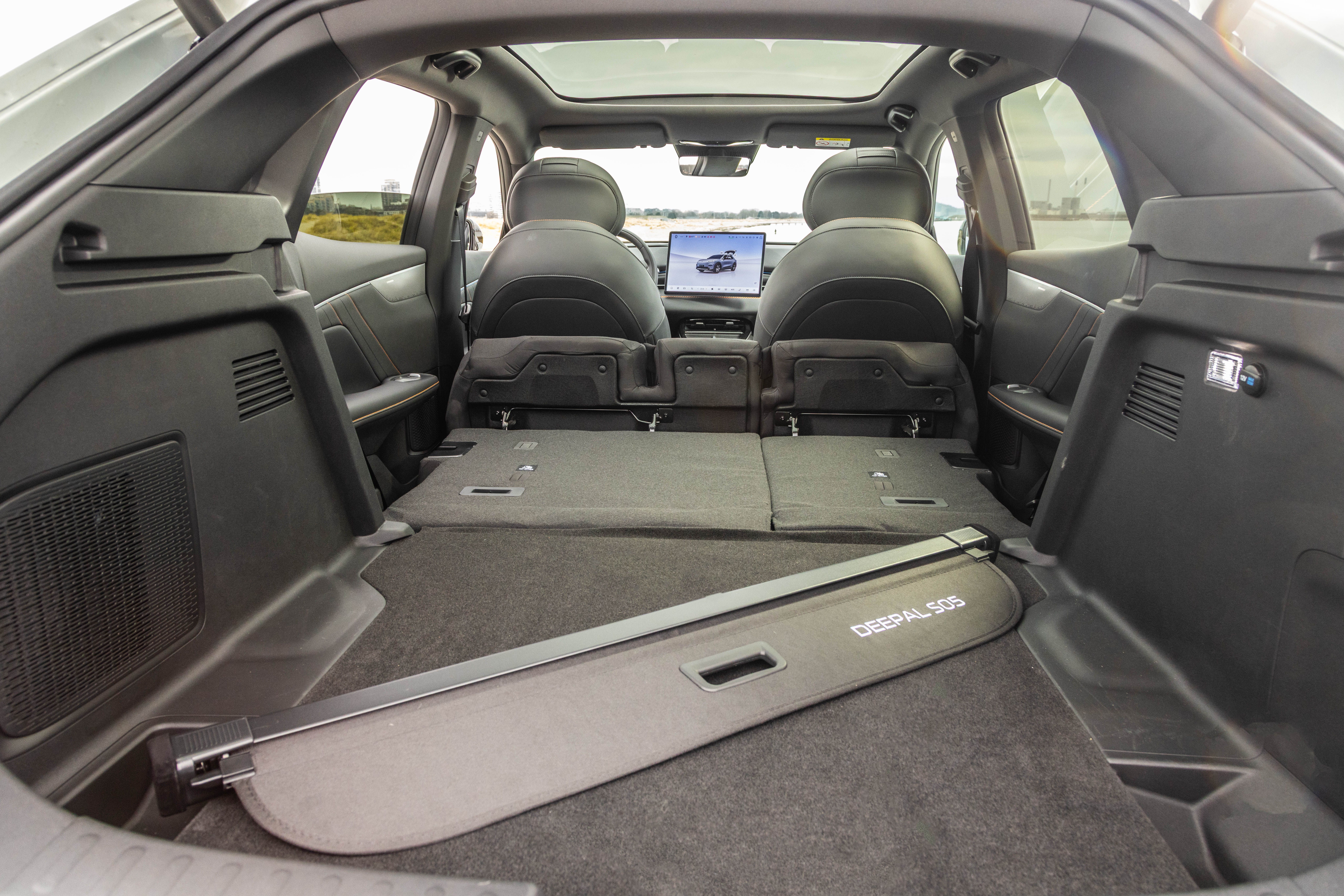 Bagagerummet med bagsæderne lagt ned i en Changan Deepal S05. 