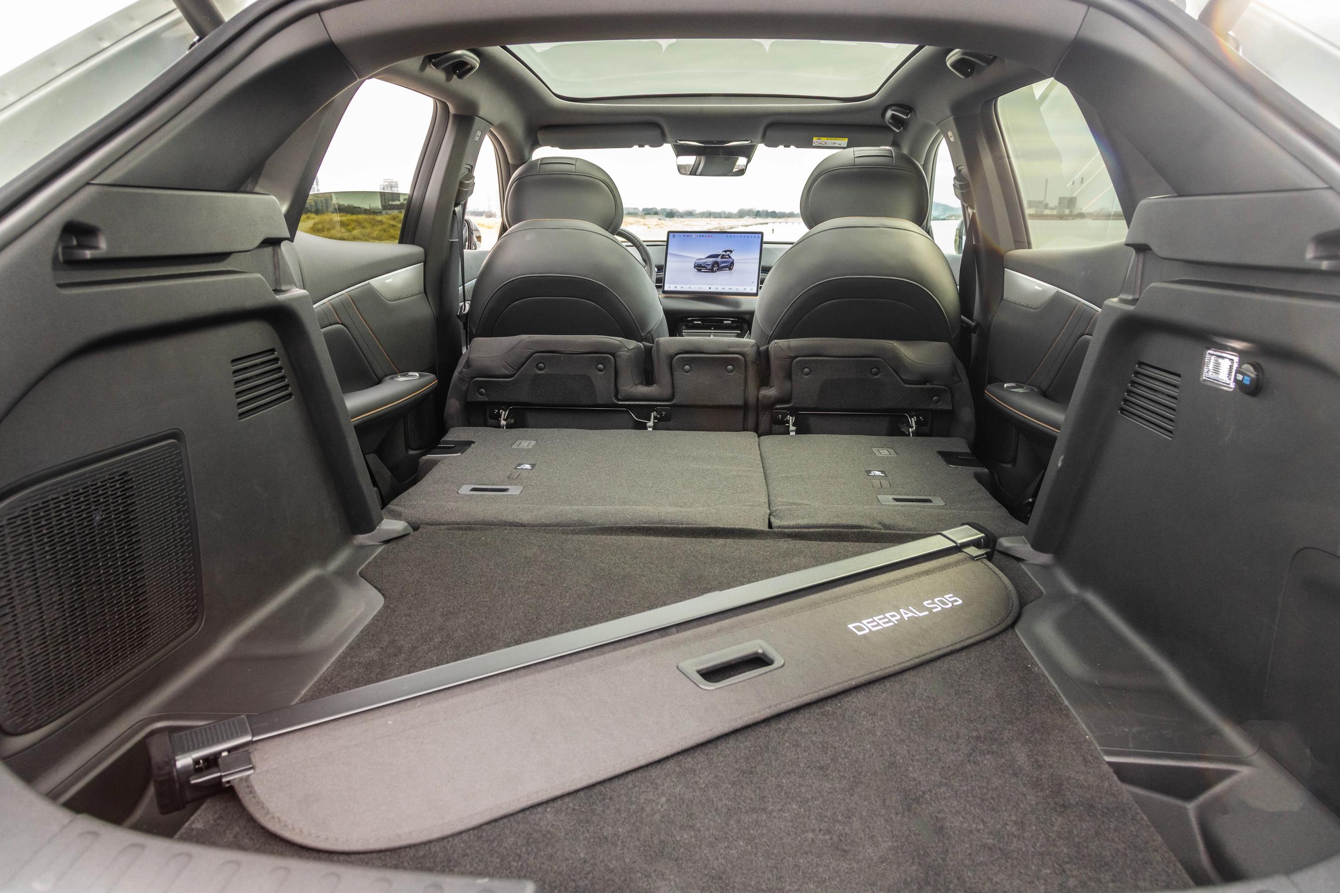 Bagagerummet med bagsæderne lagt ned i en Changan Deepal S05.