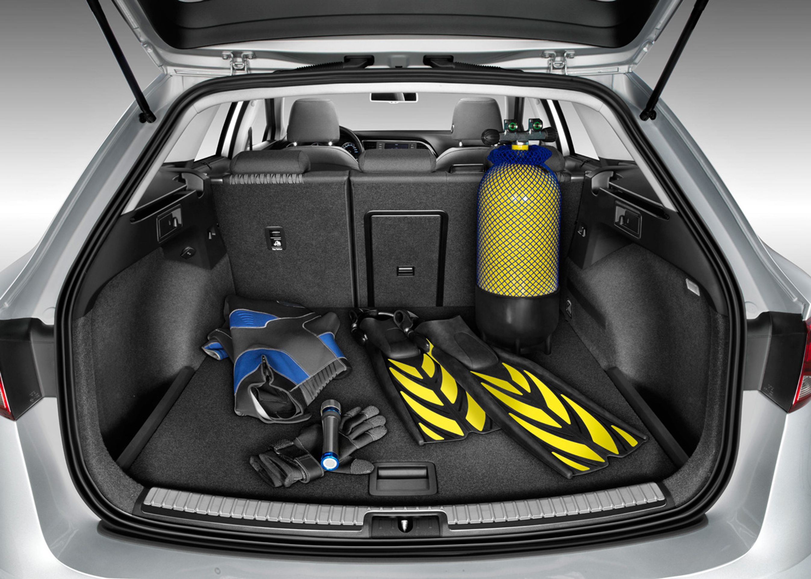 Næsten 600 liter kan der være i det reelle bagagerum.