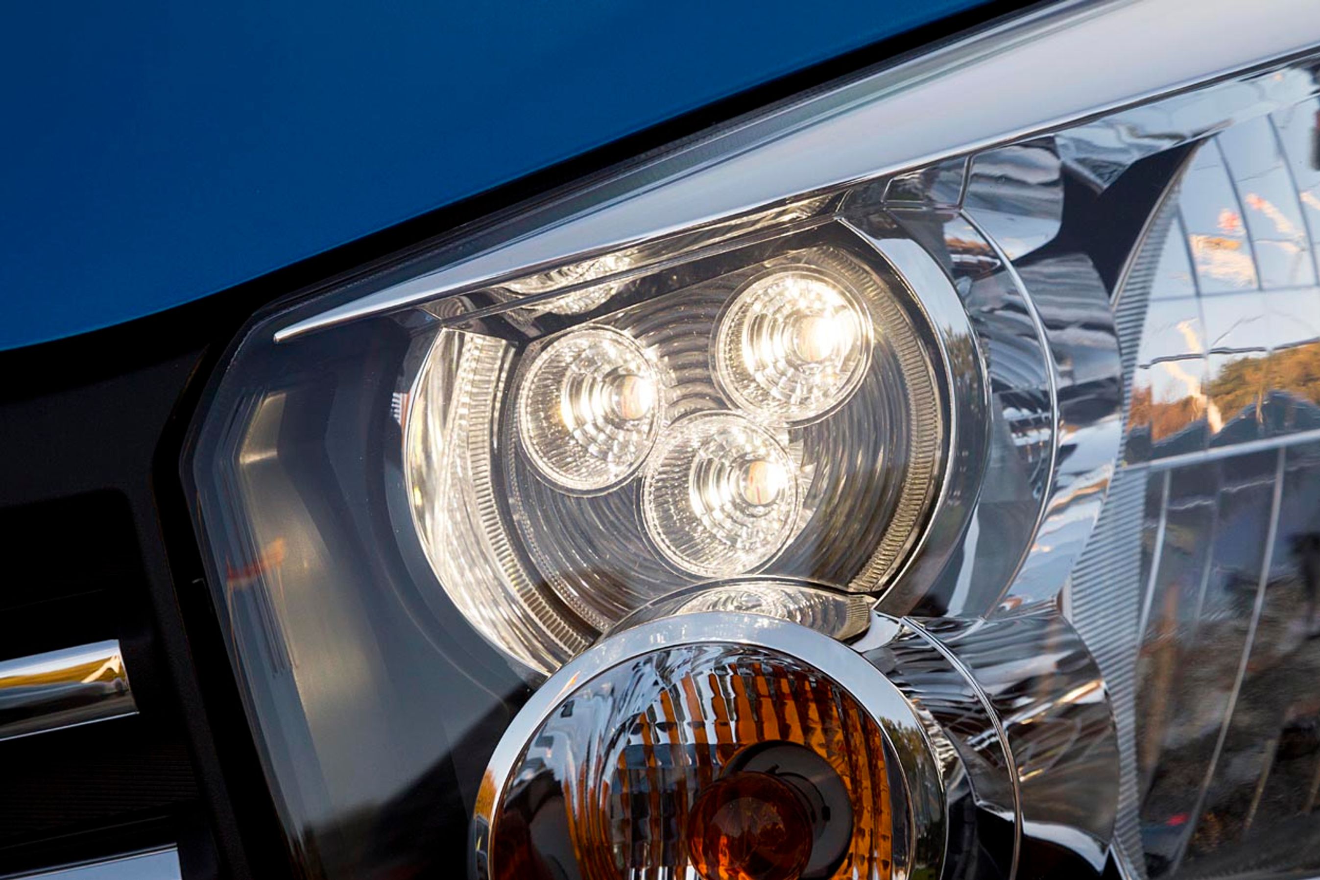 Der er særlige LED-kørelyslygter ved siden af de ordinære forlygter. De gør bilen synlig i dagtimerne og forlænger levetiden af de normale pærer.