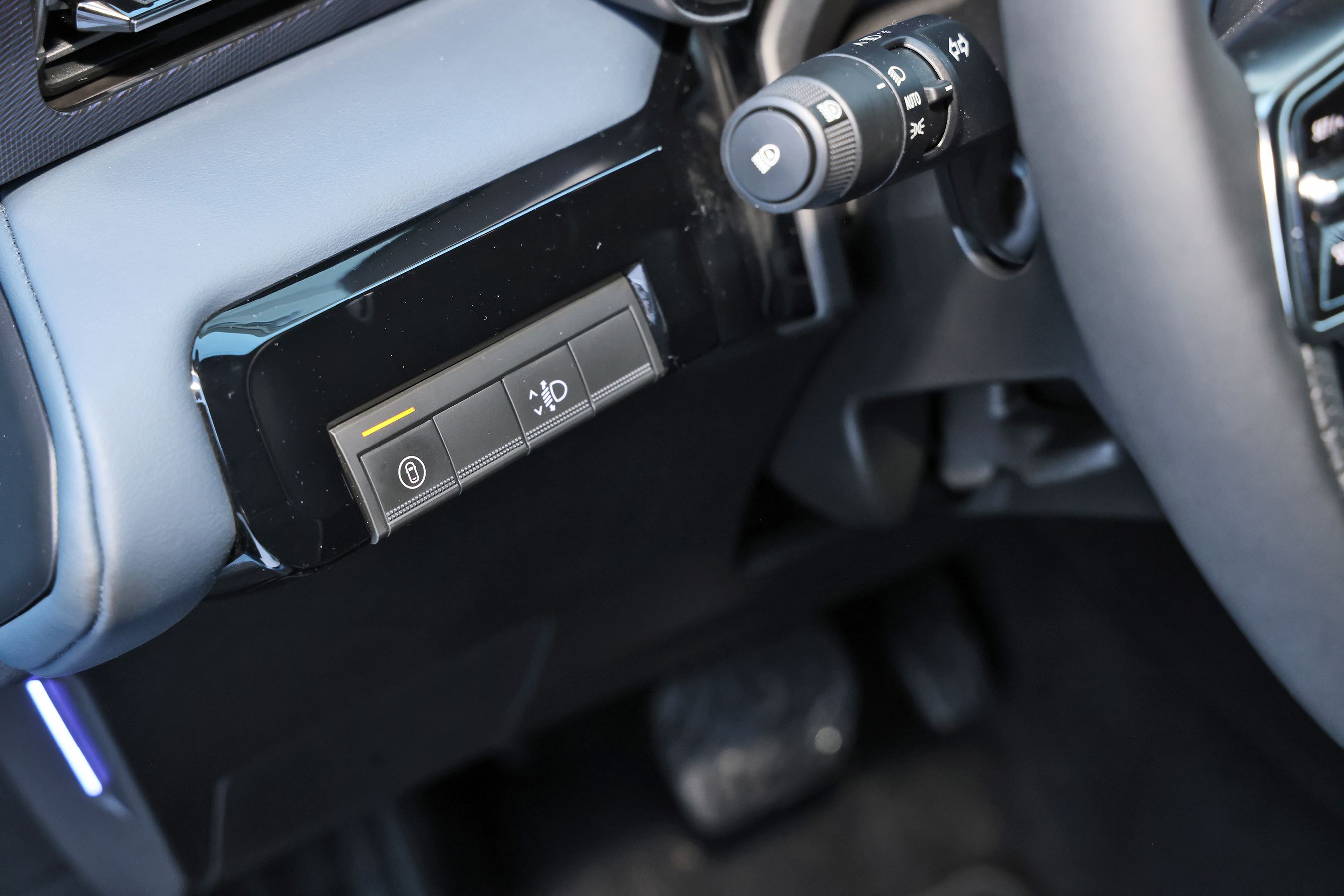 Knap til venstre for rattet i en Nissan Micra