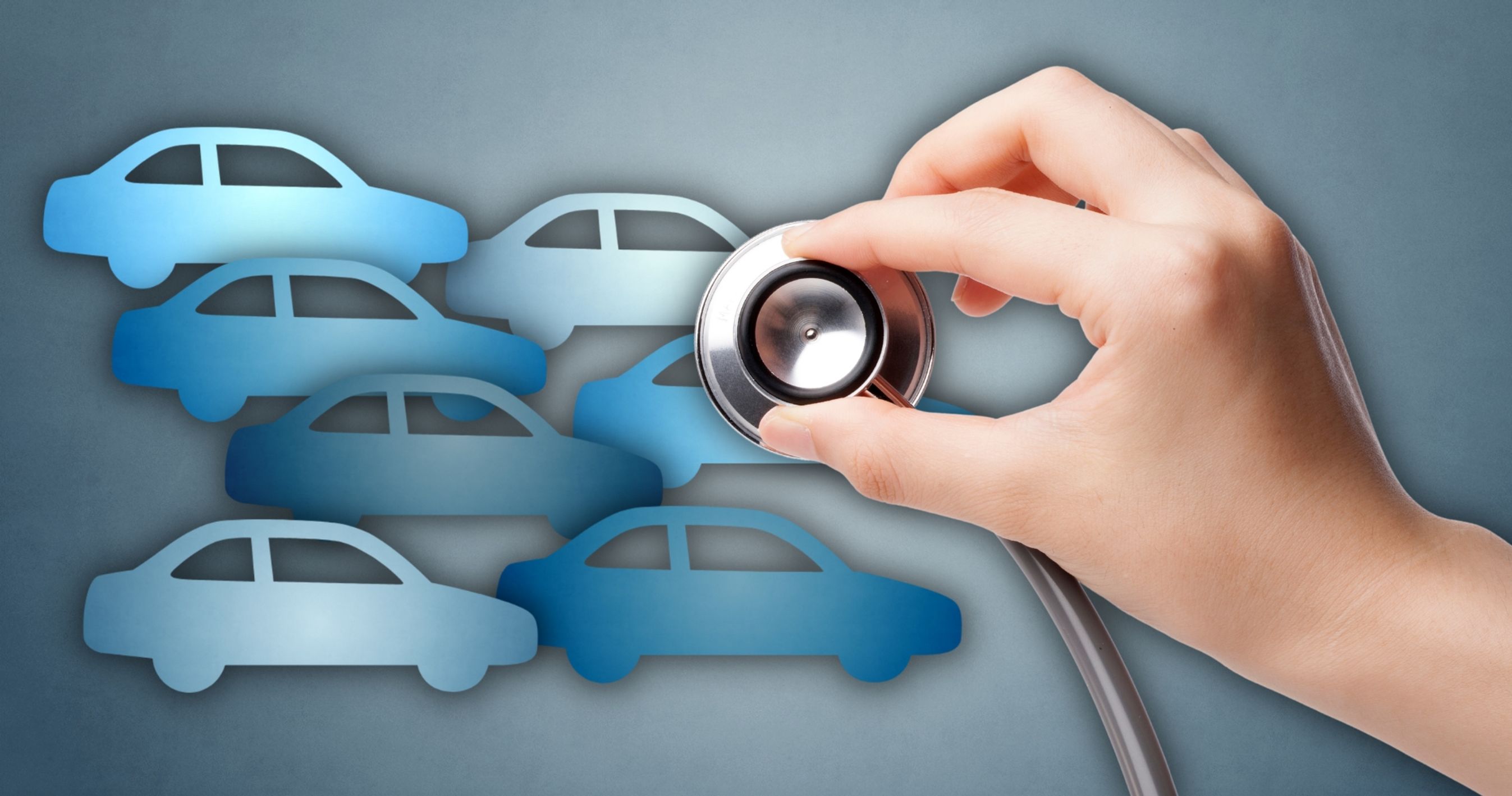 Illustration med bilfigurer og en hånd, der holder et stetoskop