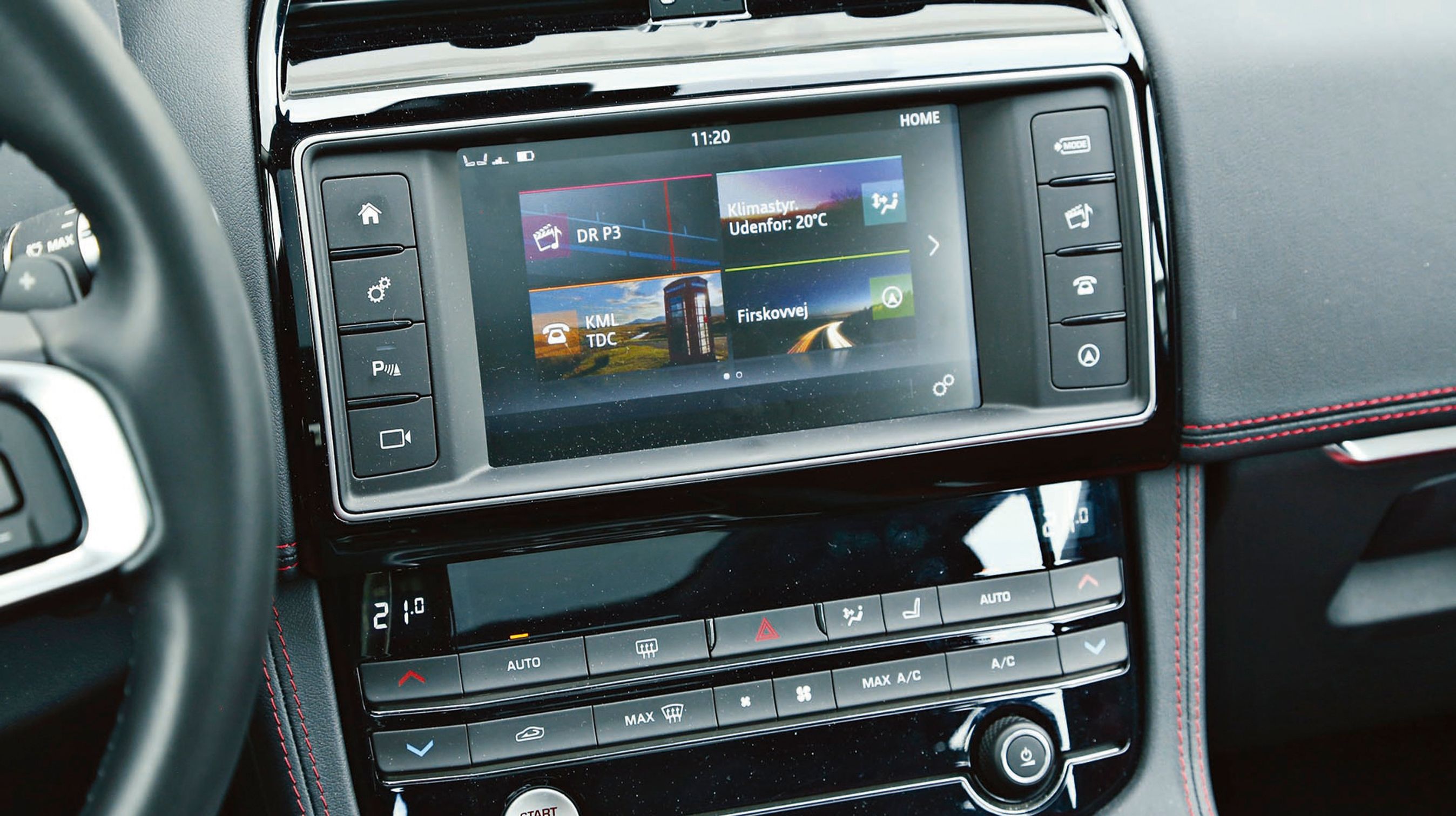 Nærmest alt styres fra skærmen. Smart, men også besværligt, når man blot vil ændre på sædevarmen.