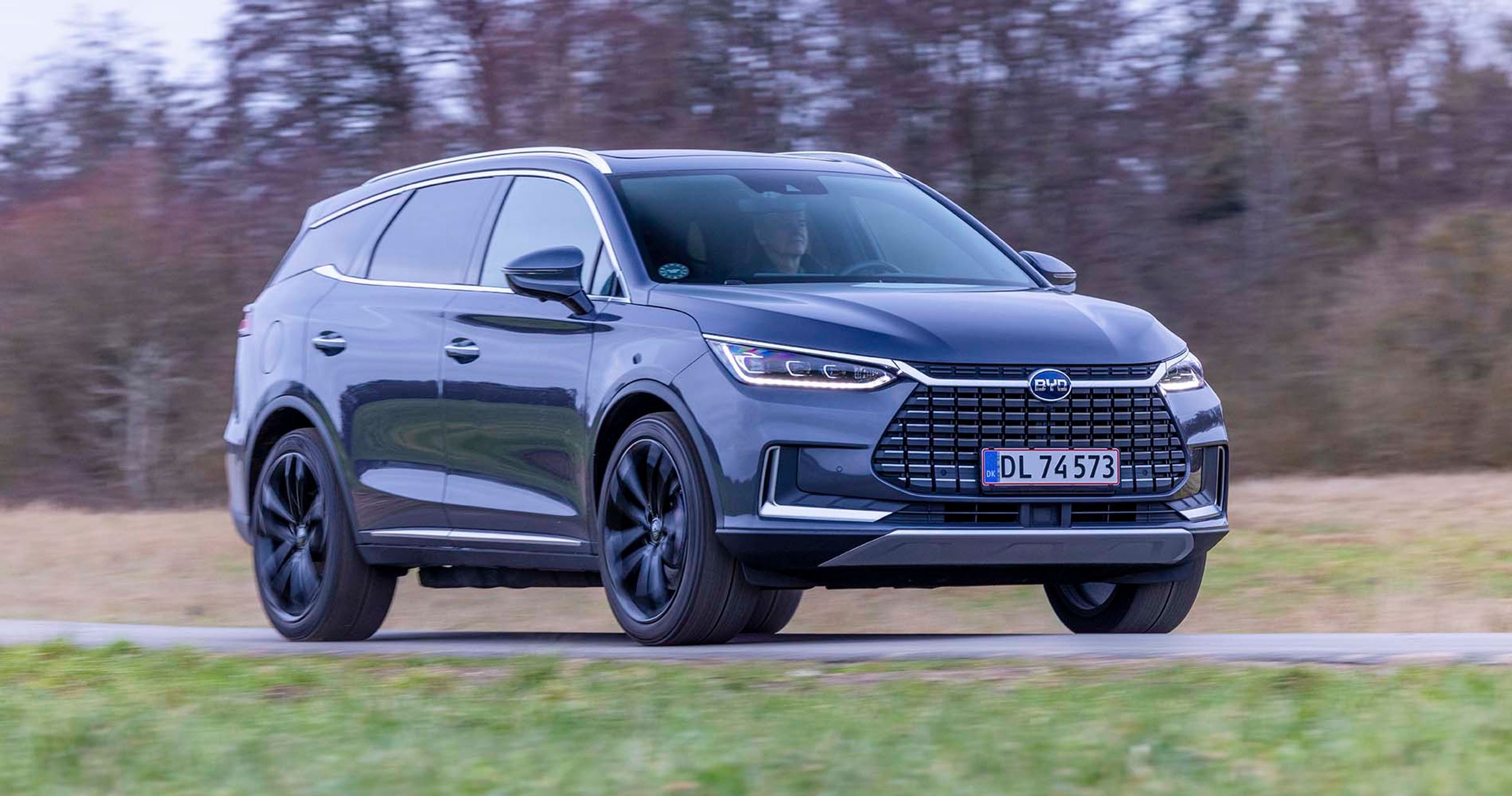 BYD Tang kører på landevej med træer i baggrunden