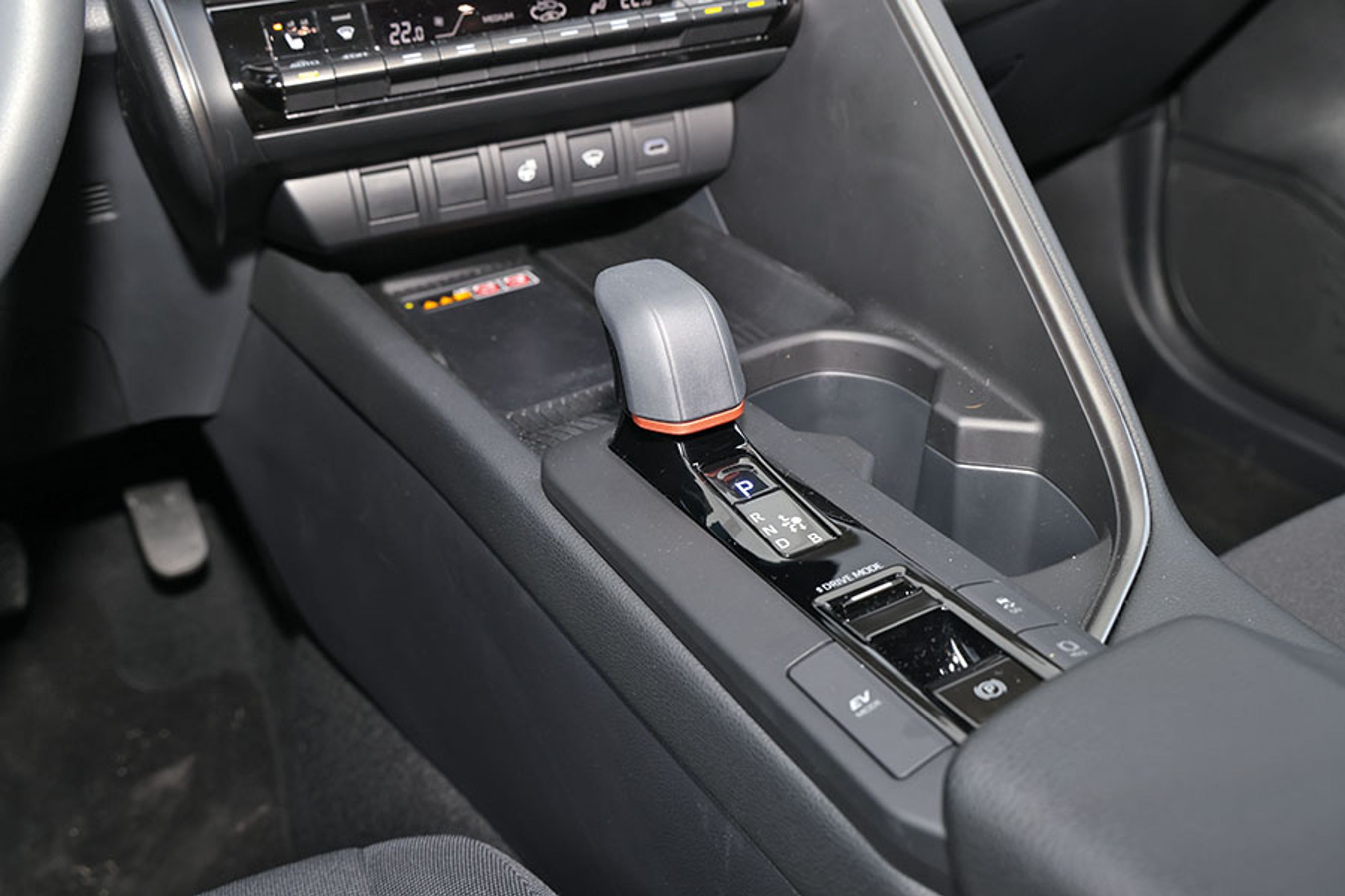 Gearvælgeren er af den nye elektroniske type, der selv går i P, når motoren stoppes, eller når førerdøren åbnes.
