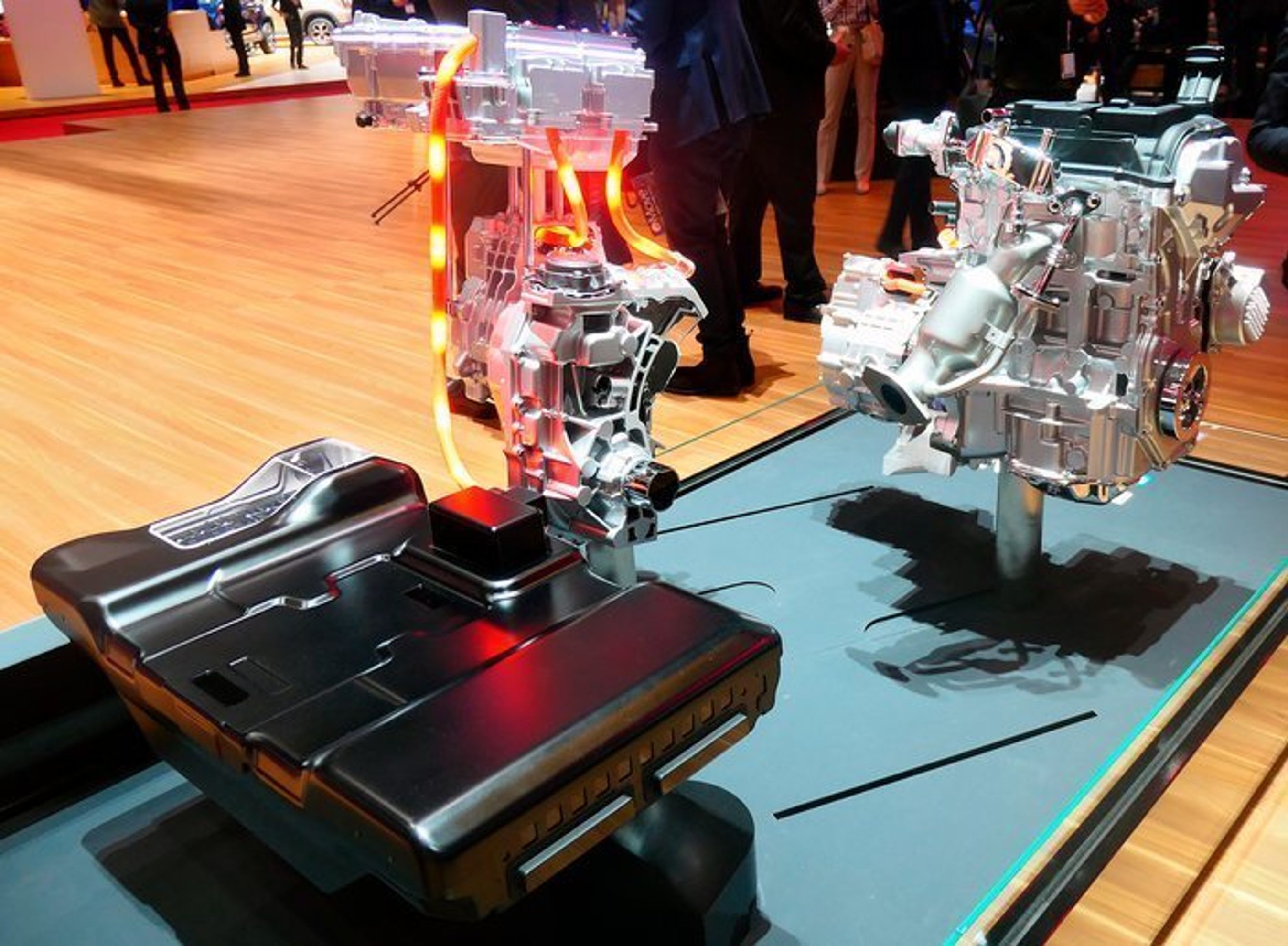 Teknikken i Nissans E-Power. Forrest det forholdsvis lille batteri,i midten elmotor og styreelektronik og til højre benzinmotoren, der fungerer som generator.