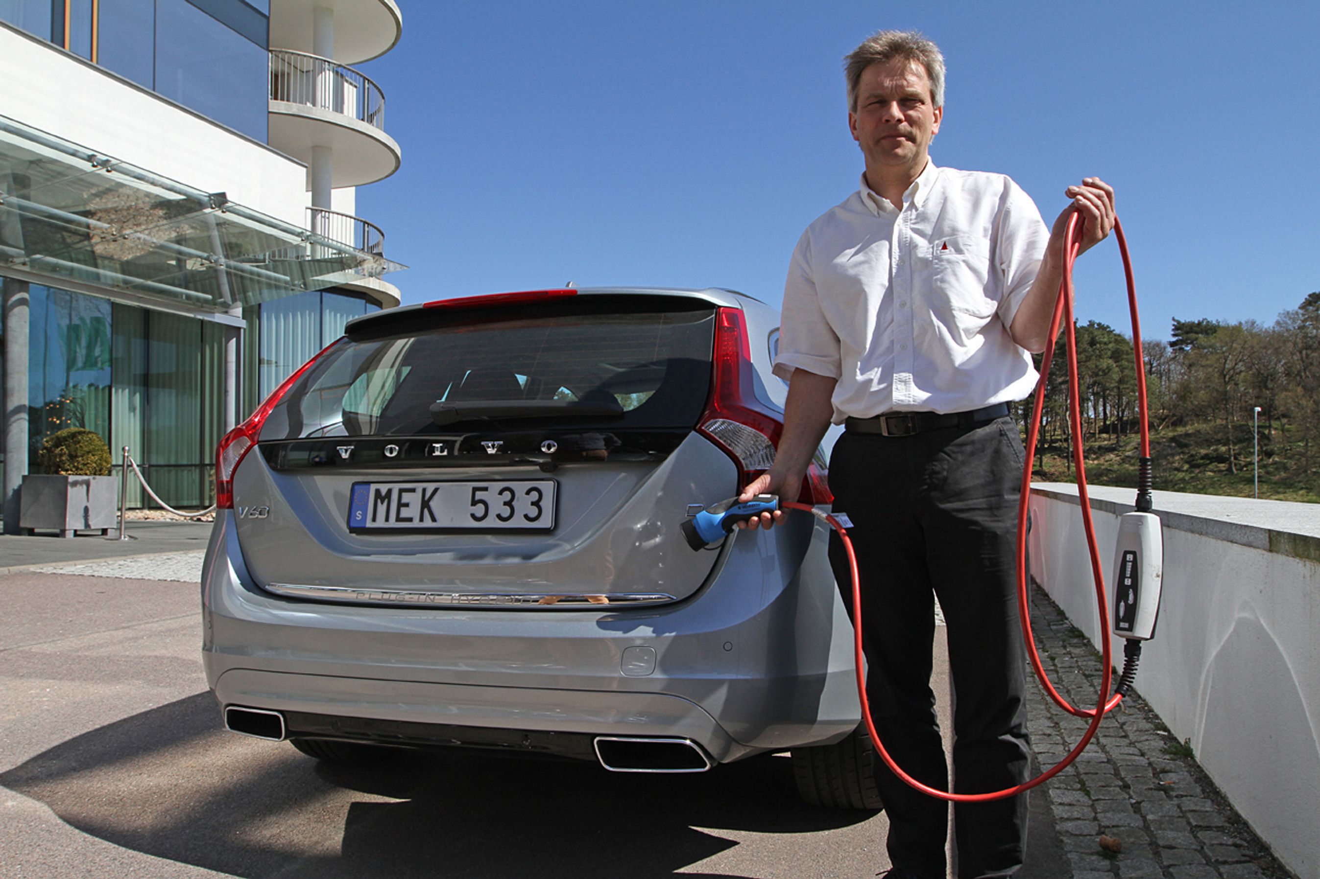 Volvos opladningshybrid er både en elbil og en potent dieselbil med to store udstødningsrør. Den dyre miljøbil skal ikke kun sælges på en grøn profil, men også som en hurtig luksusbil.