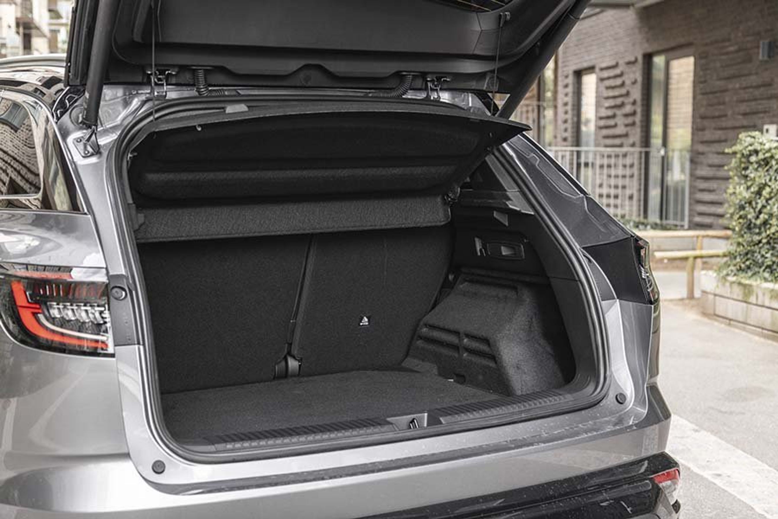 Bagagerummet i en Renault Austral, hvor bagklappen er åben.