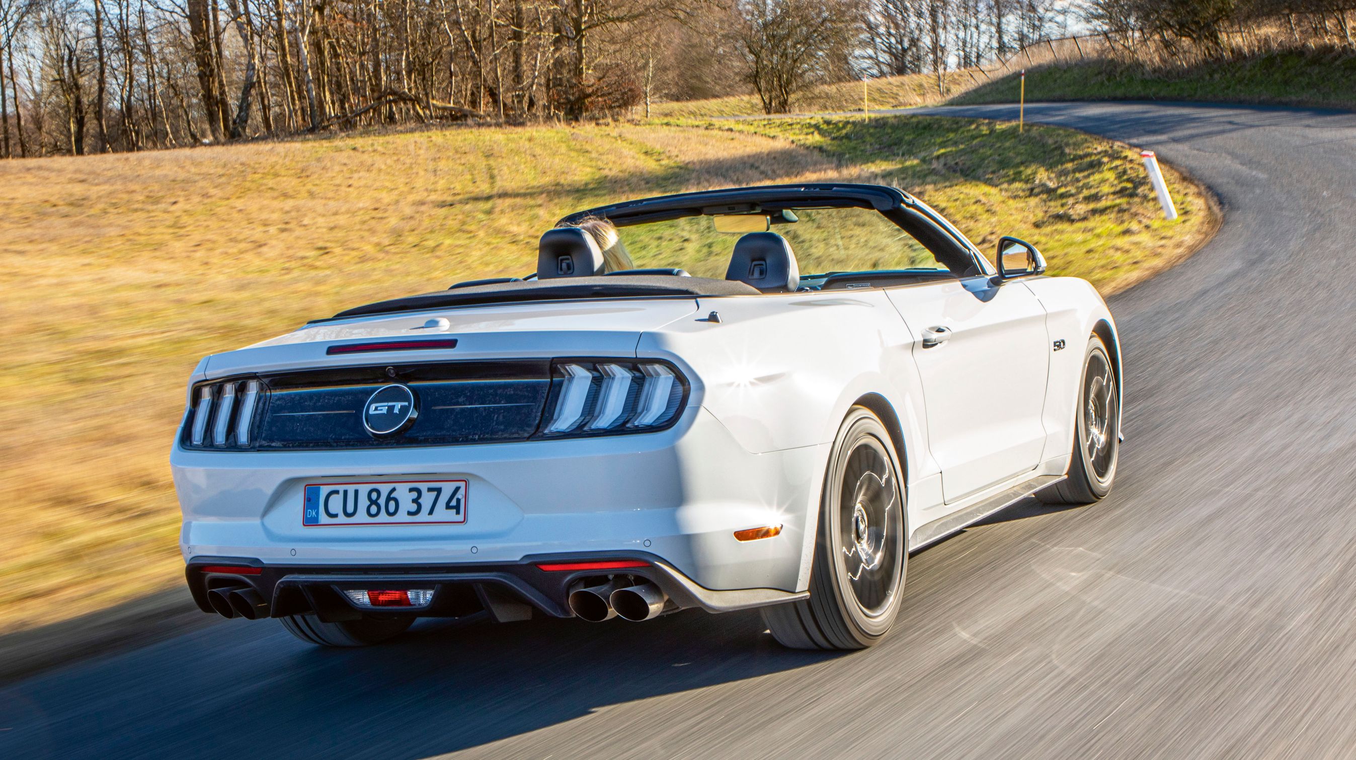 Med kalechen nede er udsynet helt frit, og bilen fremstår utrolig flot i sine nærmest klassiske former.