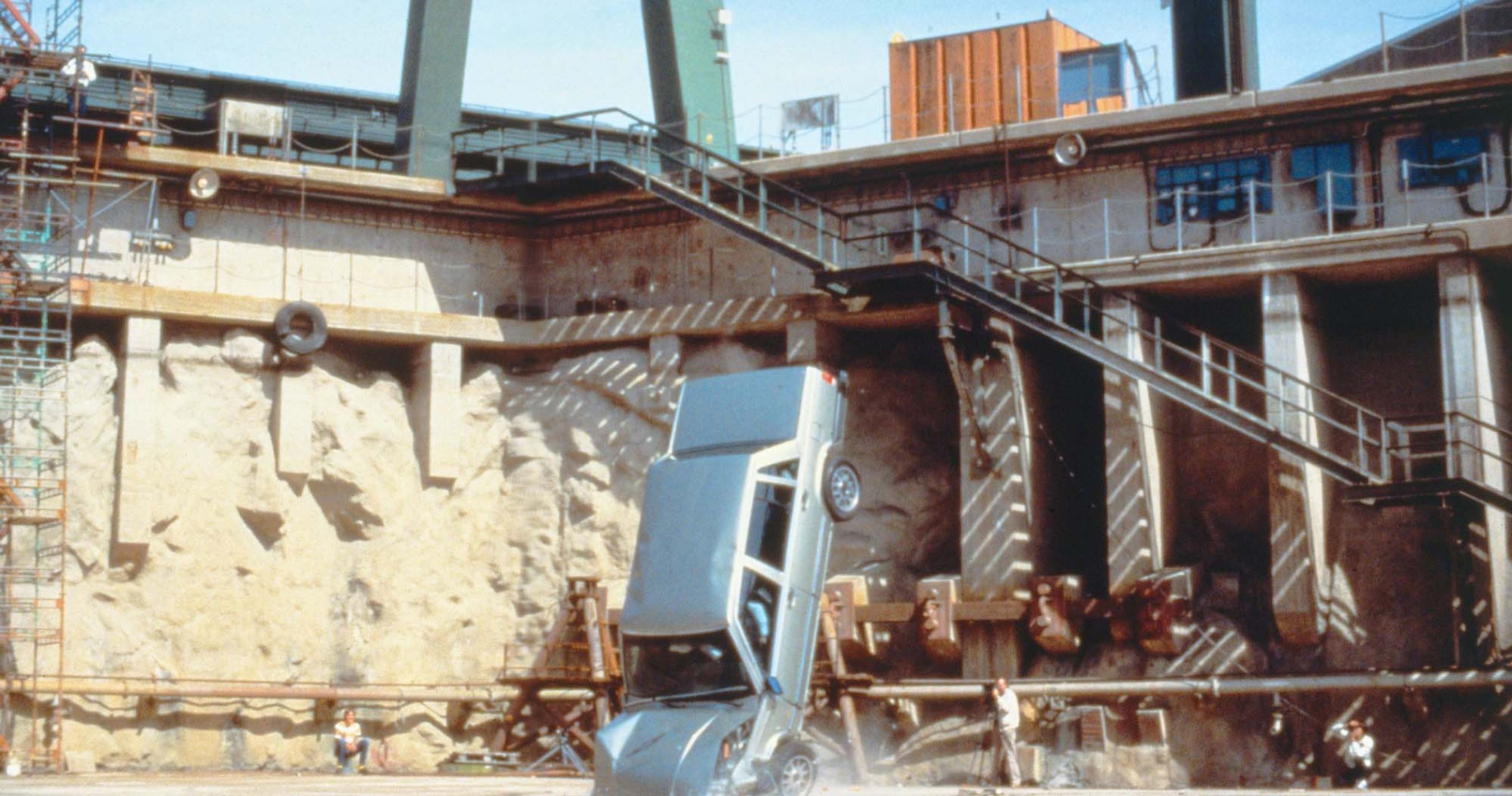 Forulykket ældre bil, arkivbillede