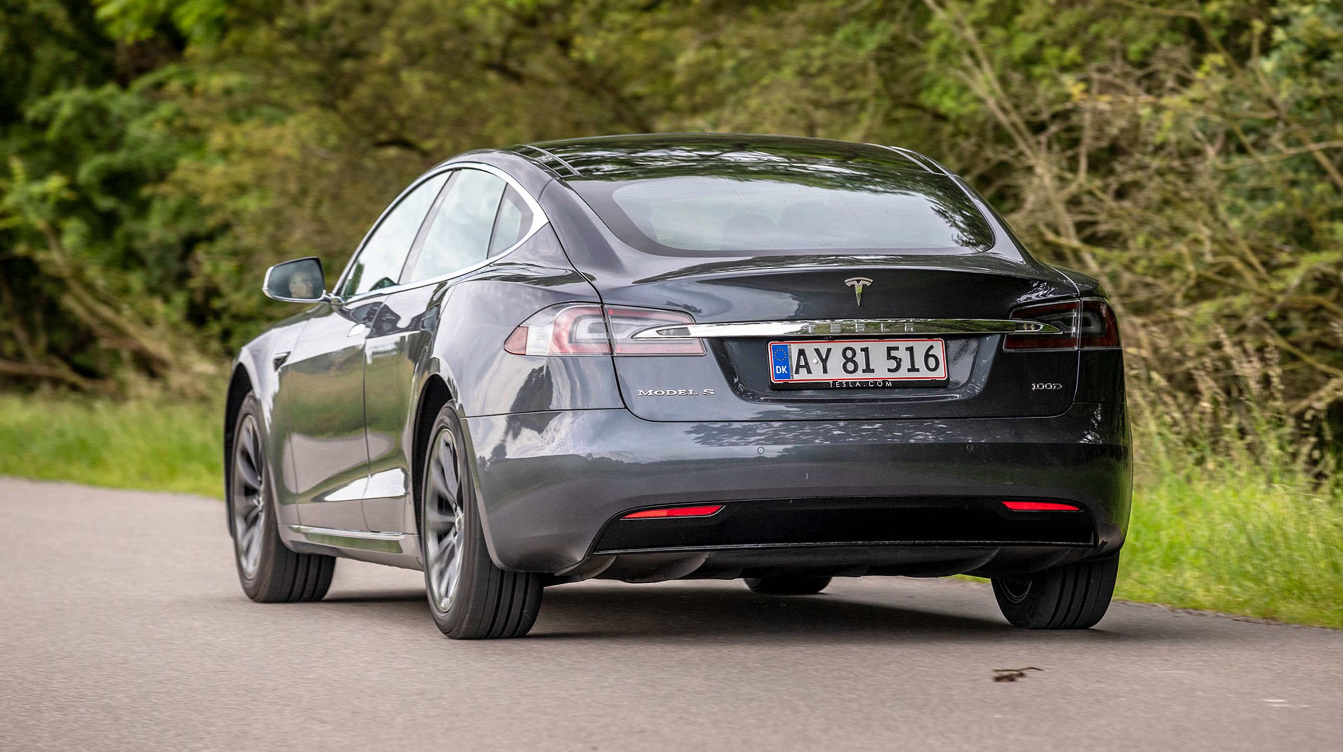 Den store Tesla Model S er den elbil, som der er flest af på de danske veje. En lang og flot hatchback.