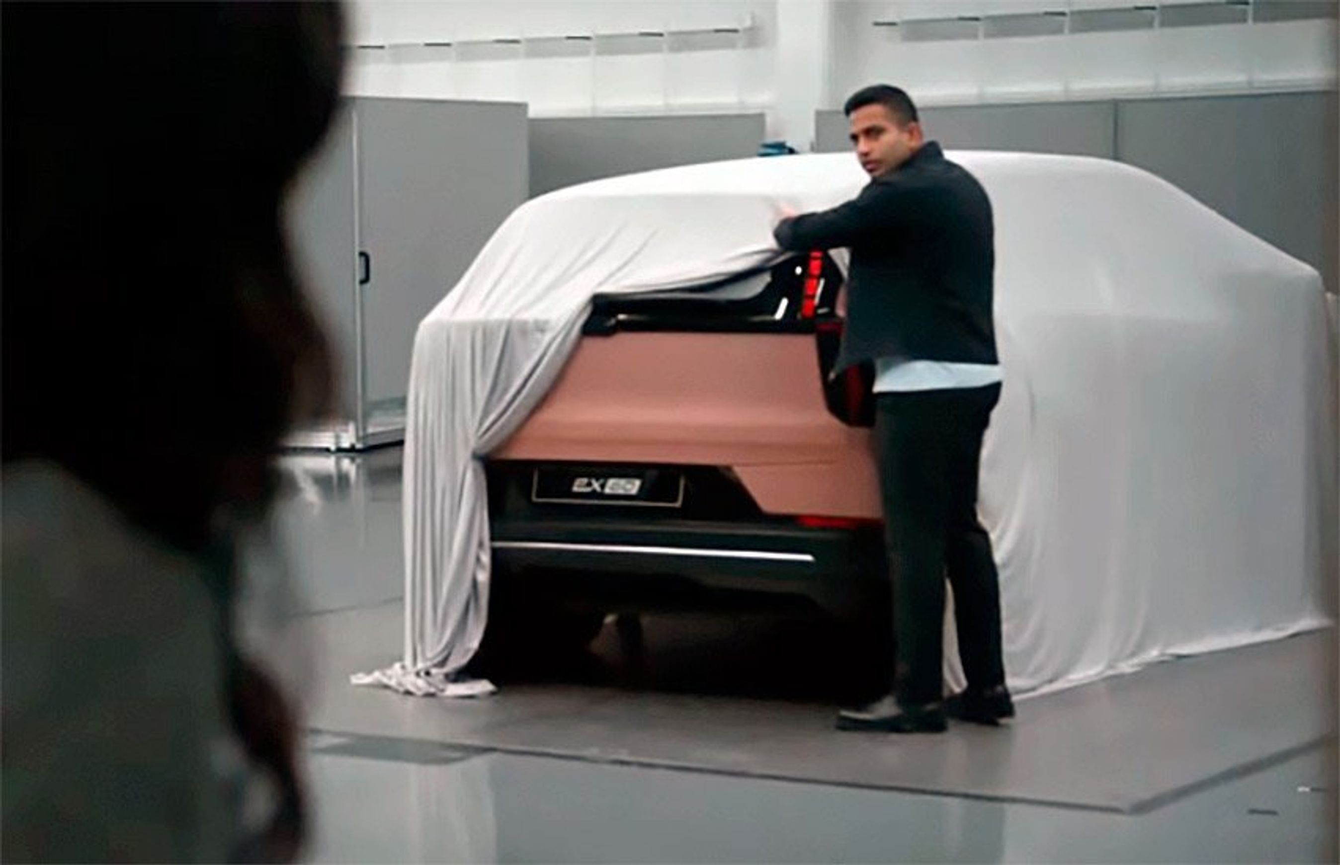 Bagparti af EX60 som lermodel.