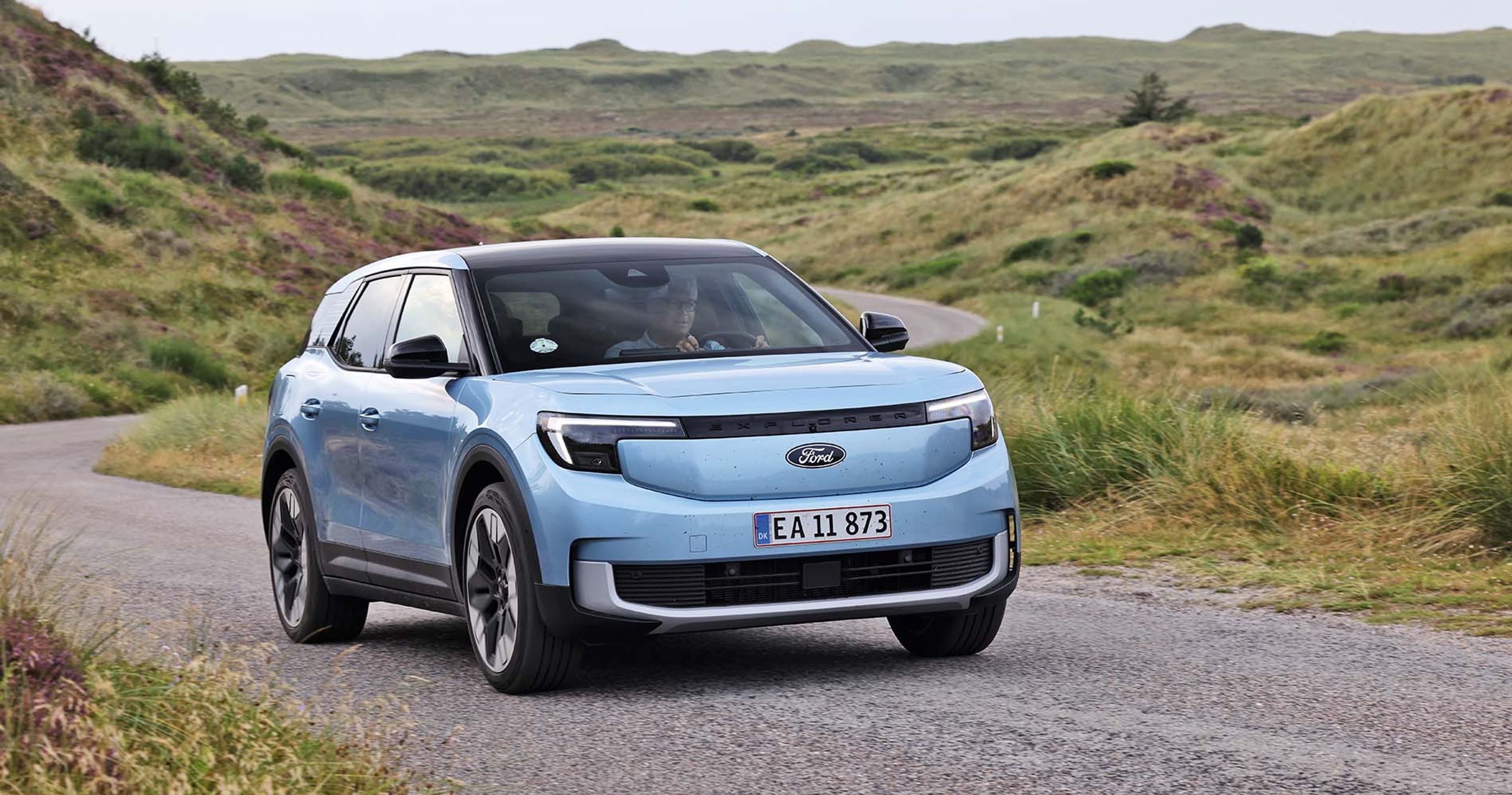 Ford Explorer kører mellem klitter