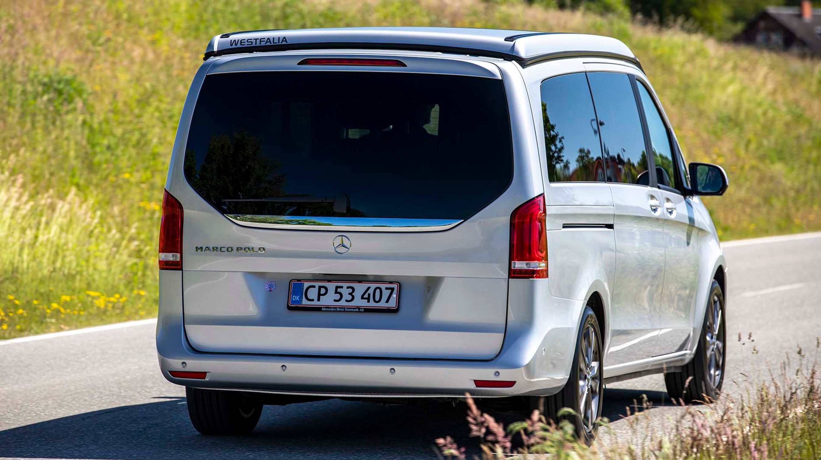 I højre side af bilen er der en skydedør, der giver god adgang til bilens campingdel.