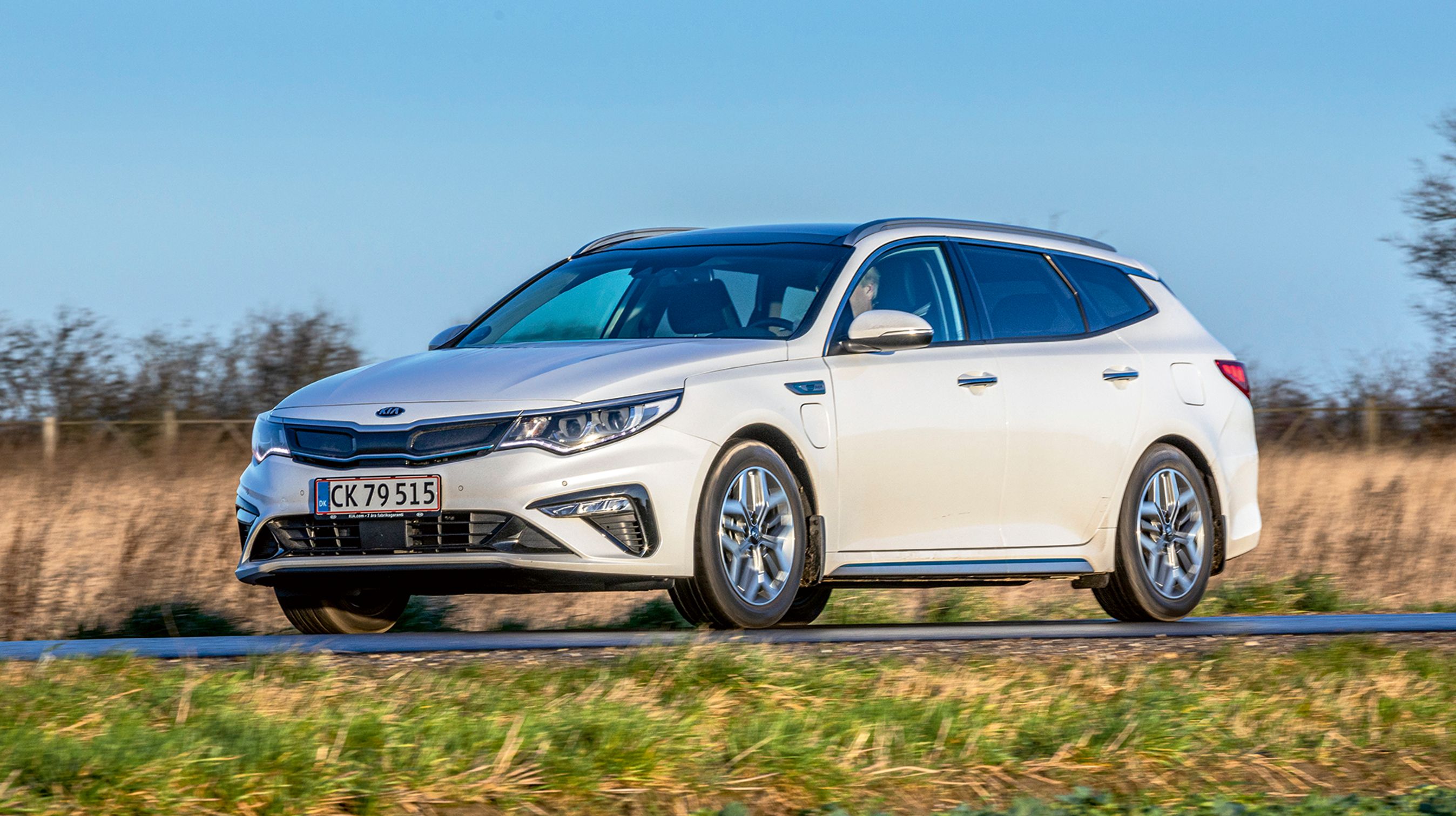 Fronten er udformet på typisk Kia-maner med en stor grill mellem forlygterne. Ved forskærmen anes lugen til stikket.