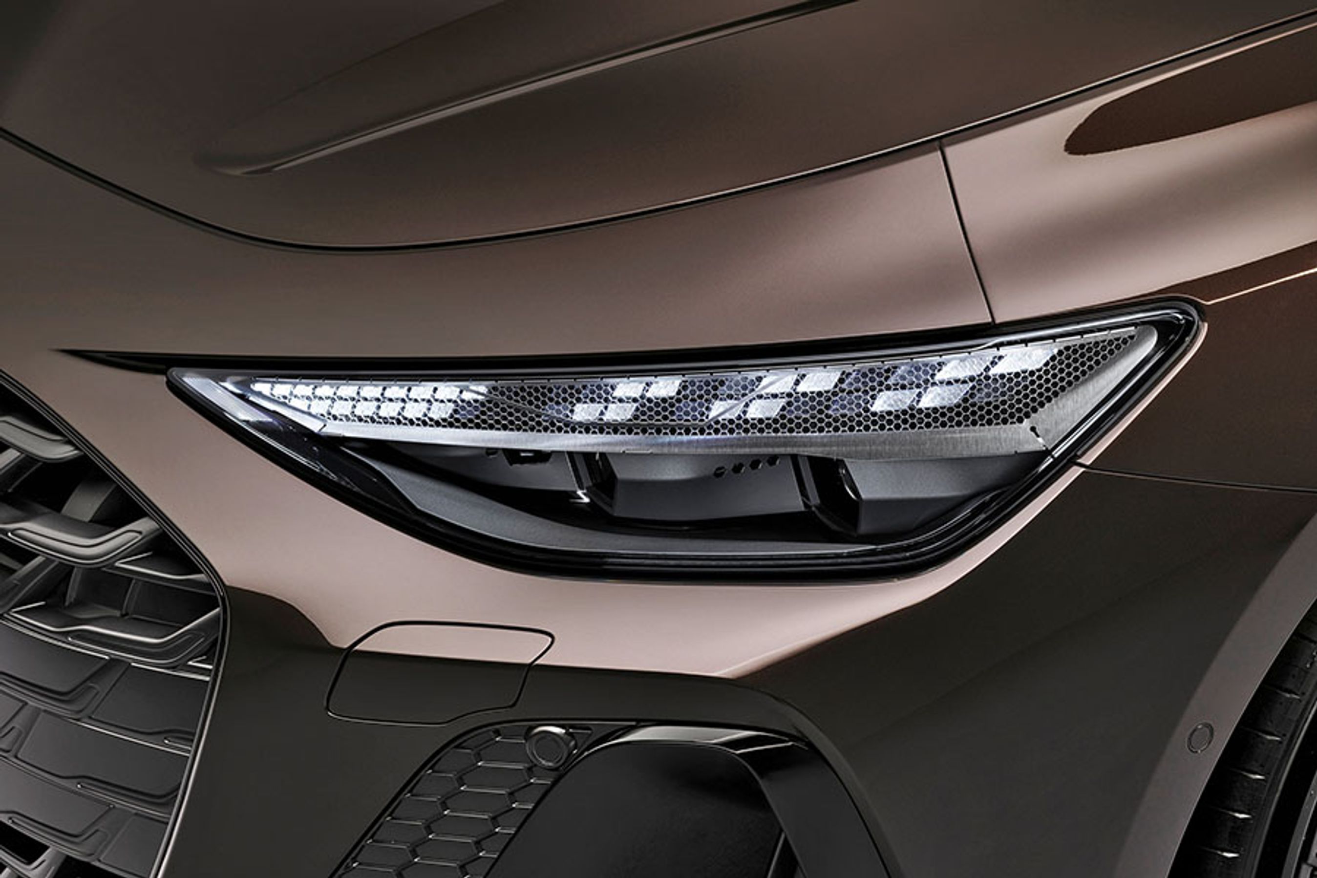 Forlygter af den avancerede type med LED-matrix-funktionen er standard på alle A6 Avant i Danmark.