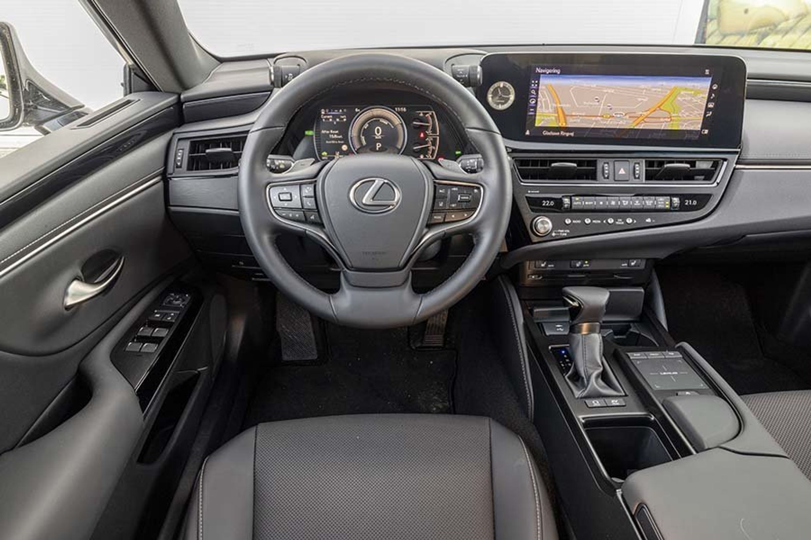 Førerpladsen er solidt bygget, og en stor skærm i midten giver gode oplysninger under farten.