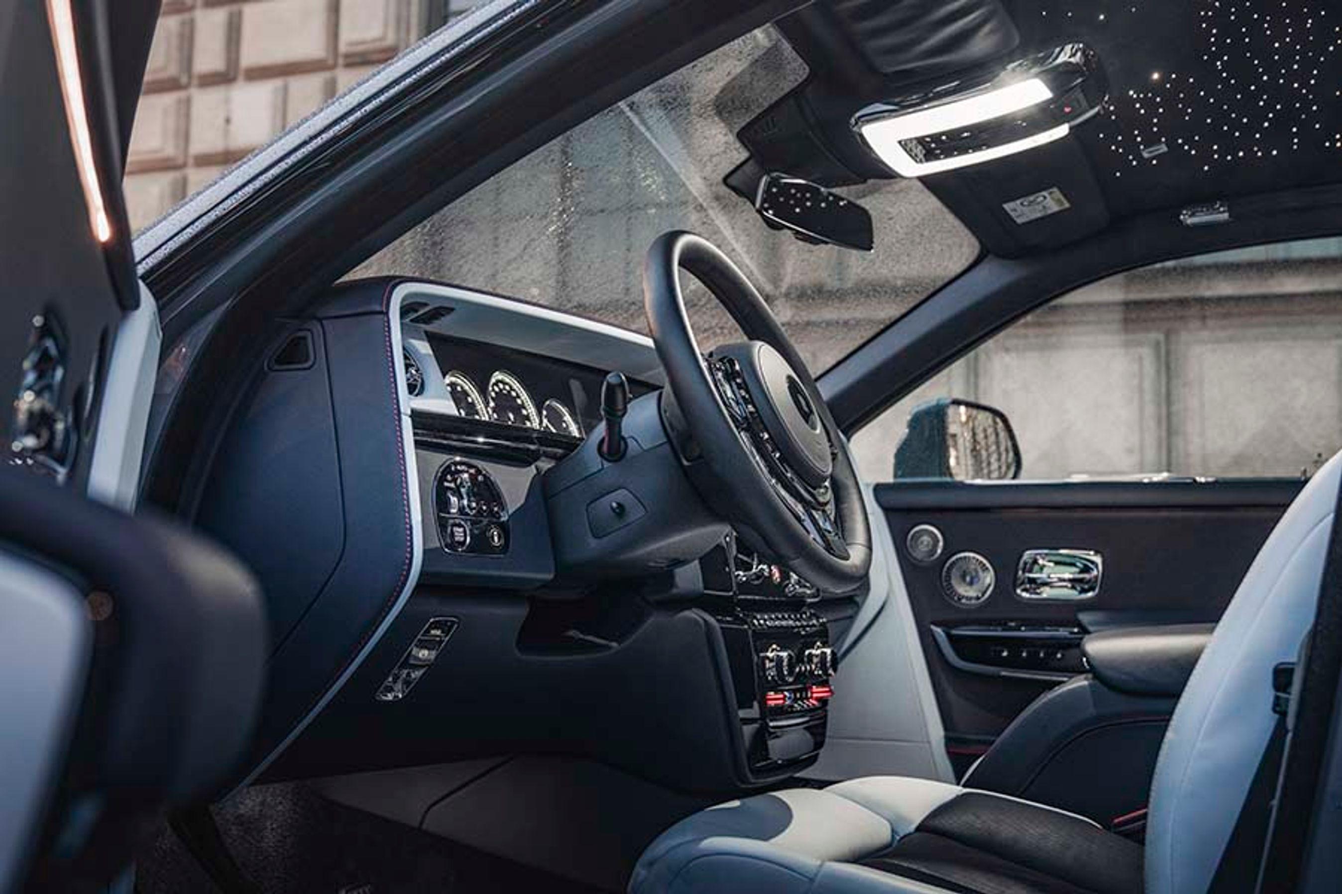 Bemærk kontakterne til at styre lyset til venstre for rattet. De er mekaniske, som de altid har været, men nedenfor er tændingslåsen dog erstattet af en startknap.