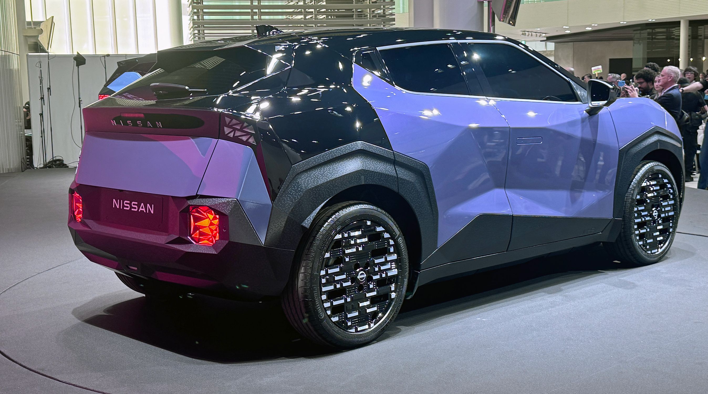 Lila Nissan Juke skråt bagfra.