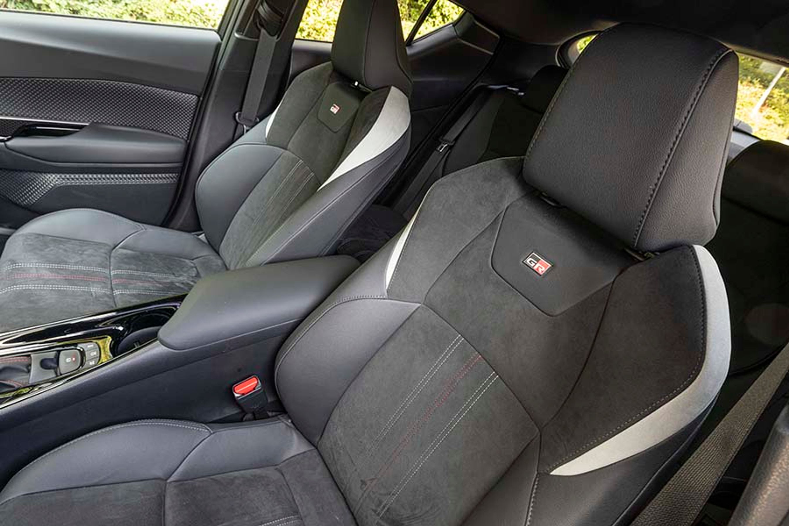 Forsæderne støtter godt, men der kunne godt være justeringsmuligheder til lårstøtte. Hovedstøtterne er heldigvis ikke integreret, så de kan indstilles efter din højde.