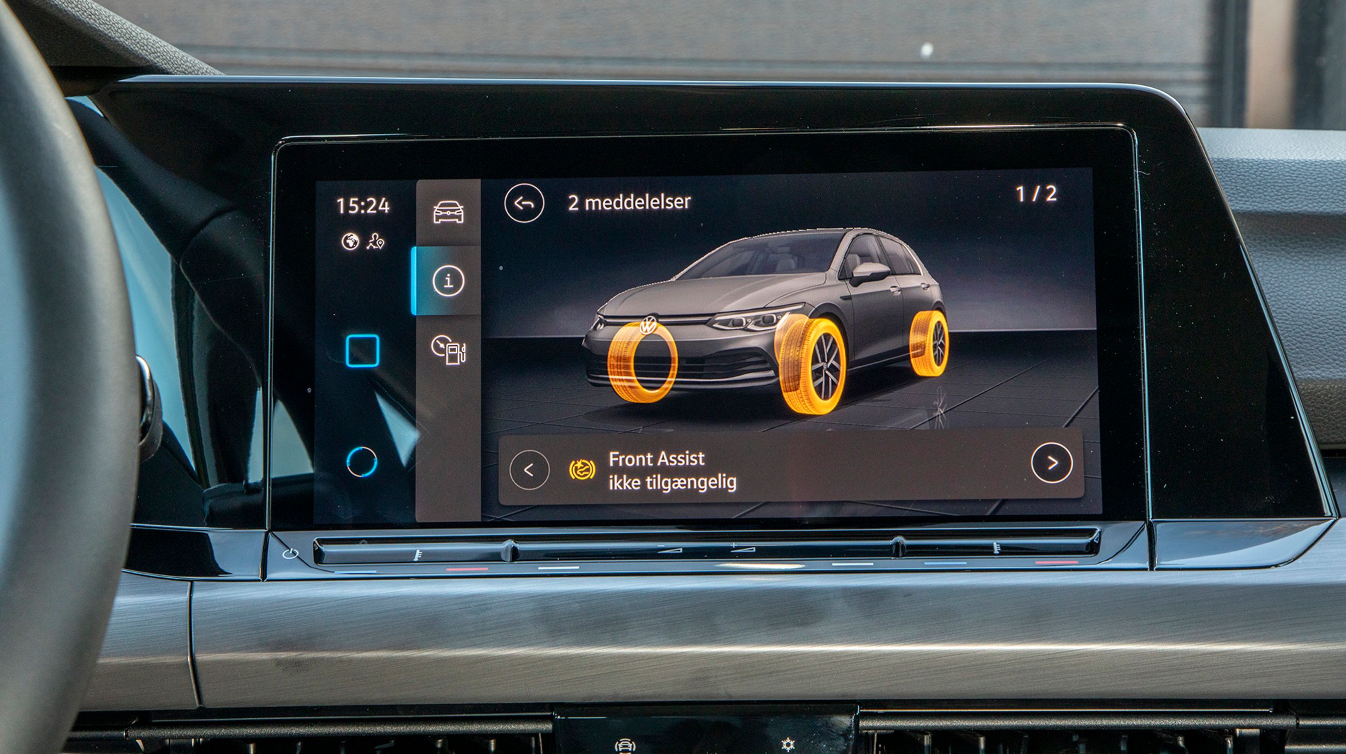 Bilen betjenes let fra den store skærm, men bakkamera er desværre ikke standard.