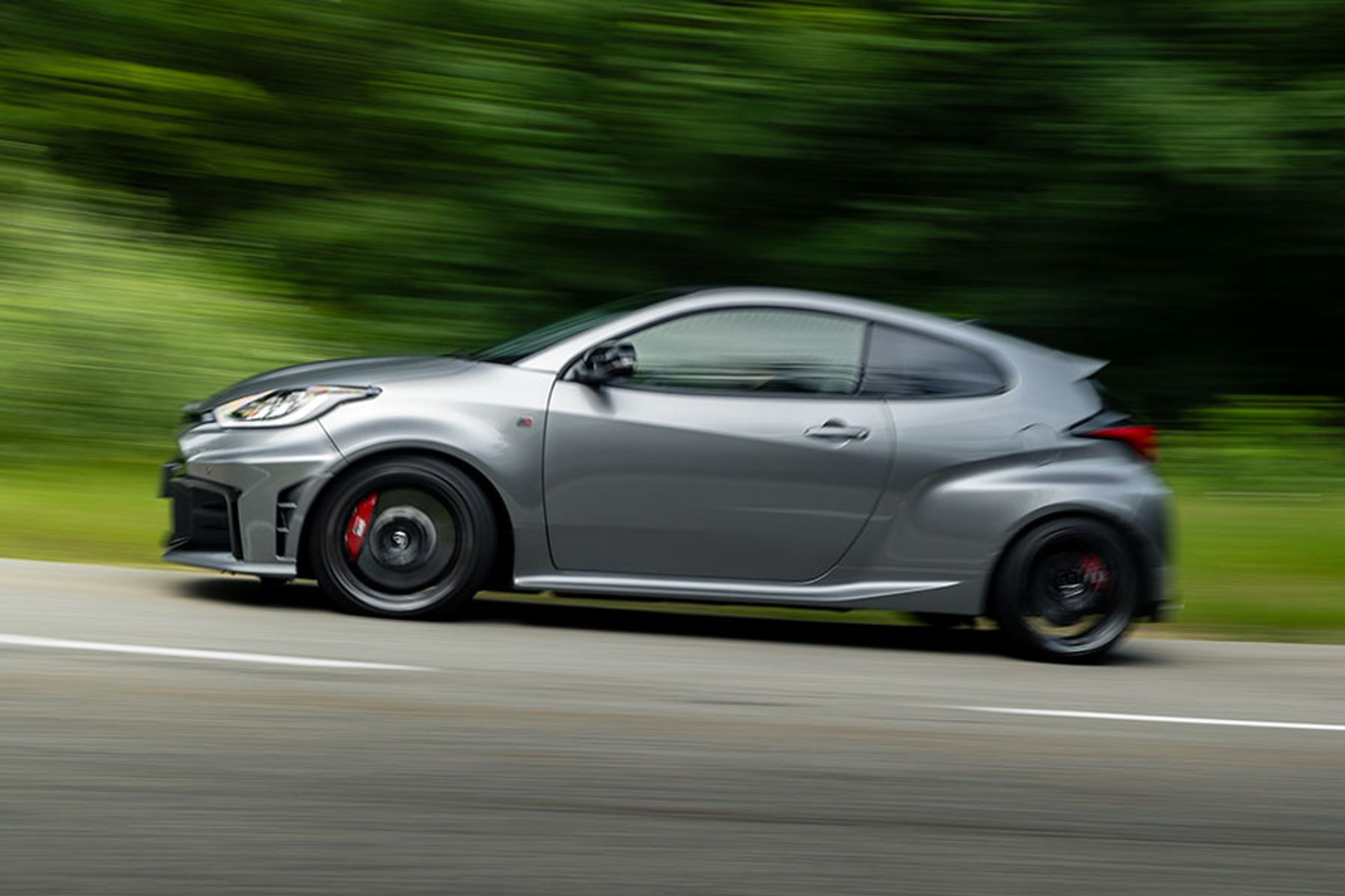 GR Yaris har med sine 280 hk mere end dobbelt så høj ydelse som den kraftigste Yaris. Desuden har den firehjulstræk. Karosseriet har intet til fælles med folke-Yaris’en. Bl.a. er GR tredørs og lavere.