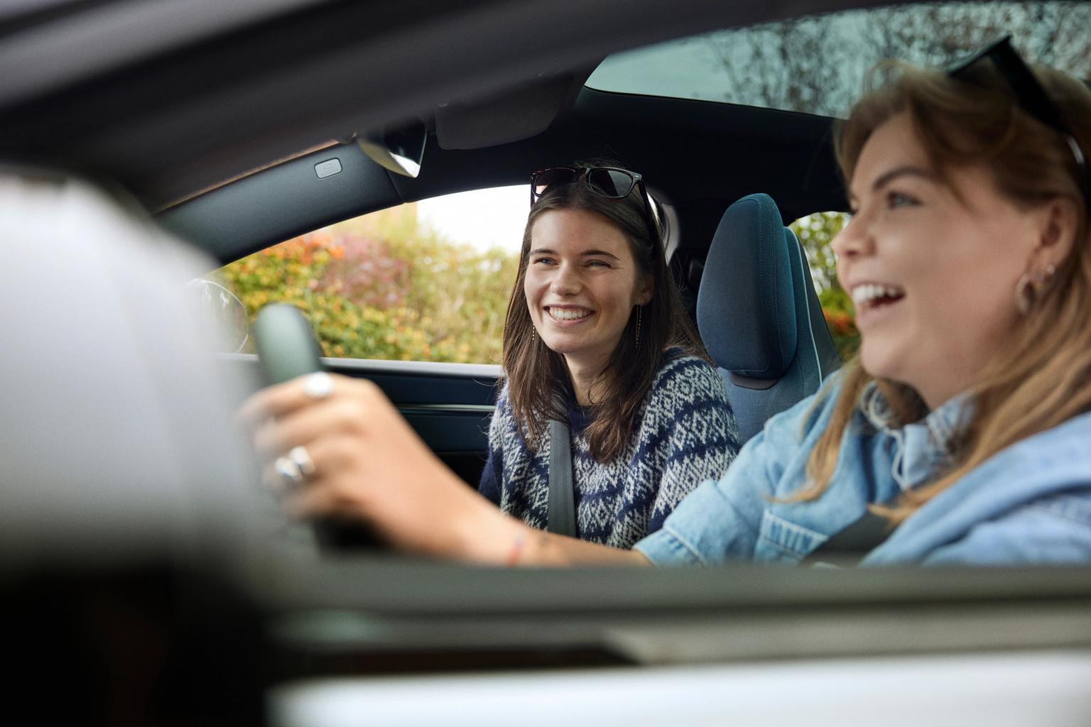 to unge piger køre bil