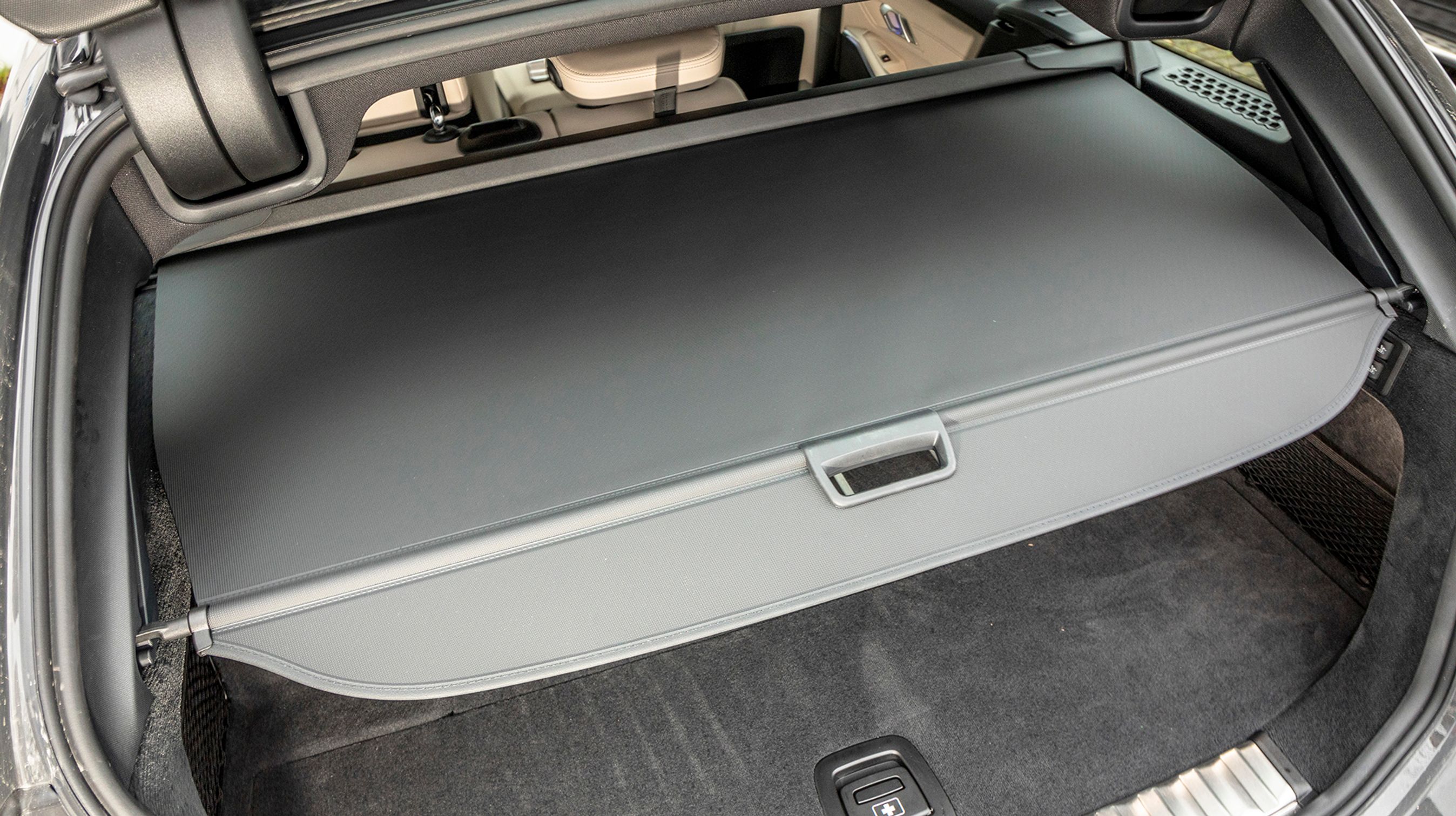 Et minus ved 3-serien er, at bagagerumsdækkenet ikke kører elektrisk op. Ærgerligt, når man først opdager, at man har glemt at slå det ned, når man ser i bakspejlet, når man er på vej. Det dækker i øvrigt ikke helt af, så man kan se ind i bagagerummet gennem en sprække.