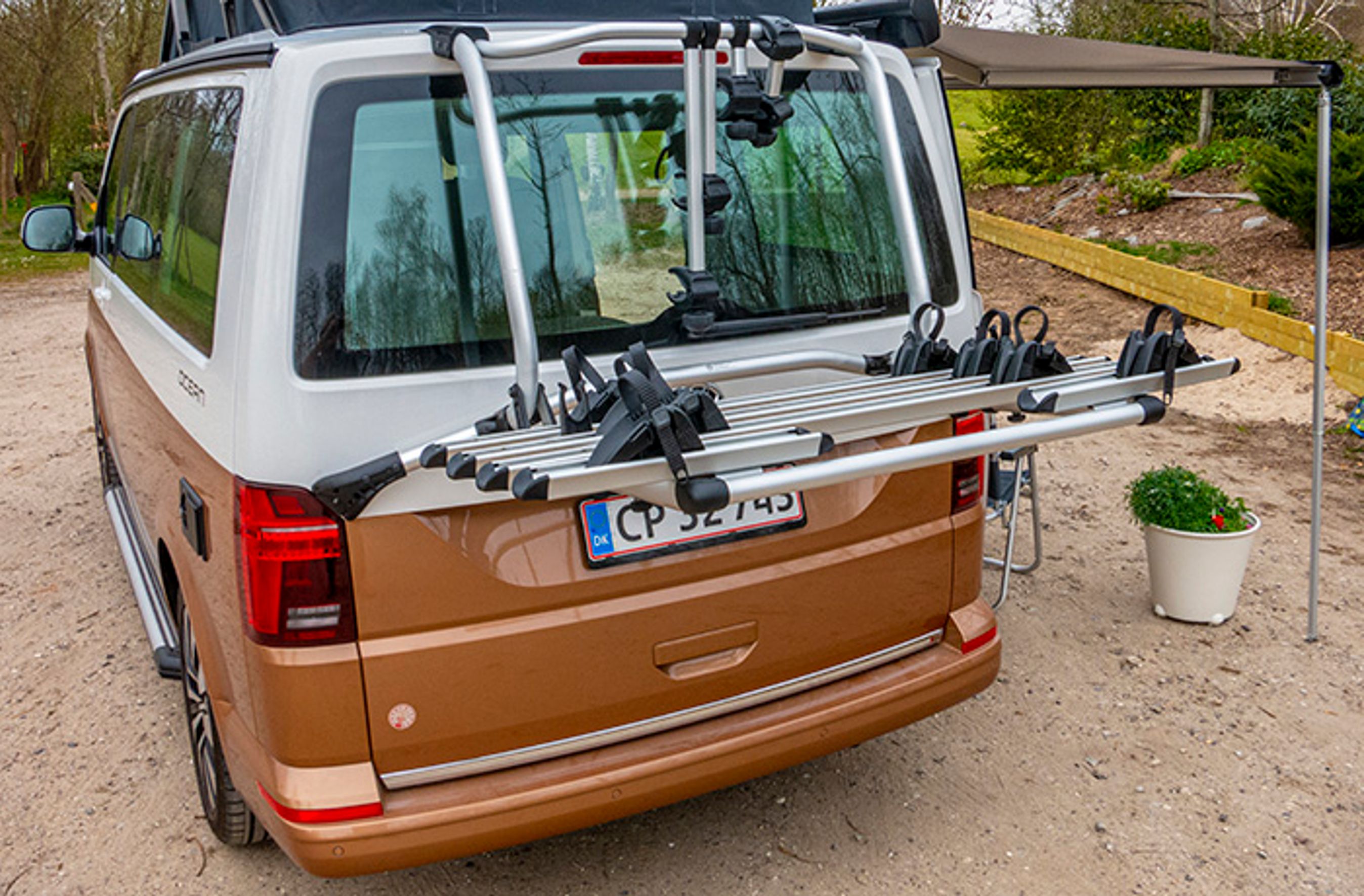 En cykelholder bag på bilen er tilbehør, der øger mobiliteten, når man har fundet et godt sted at campere. Men der skal gode „muller“ til, når cyklen skal løftes op.