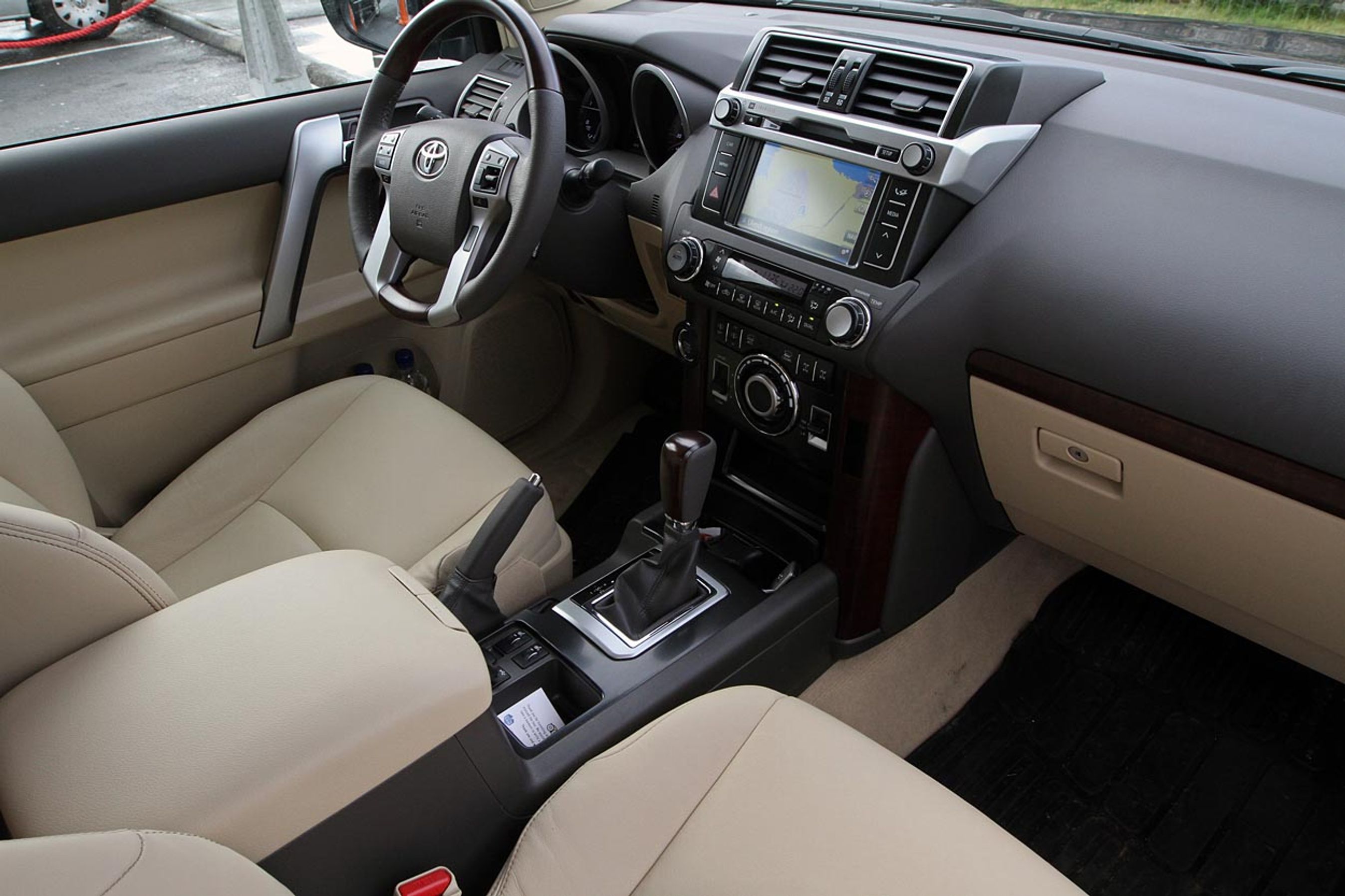 Kabinen kan blive flot, når den som her har lyst læder og træ, omend det virker naturstridigt til en praktisk terrænbil. Ved faceliftet har materialerne fået et pænt løft.