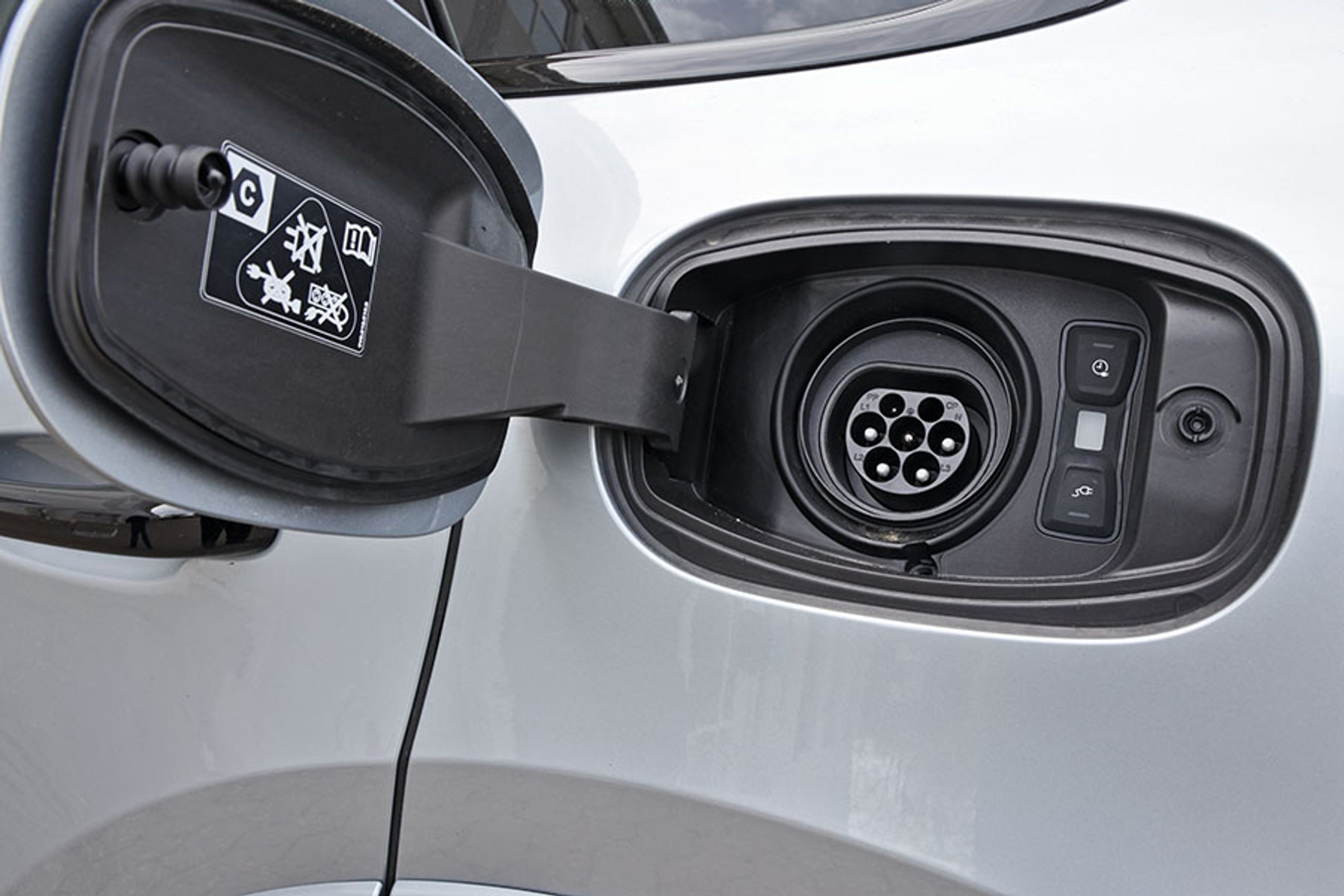 Cayenne lades på AC-lader med op til 11 kW, og da kan bilen med strøm fra tre faser oplades på bare 2,2 timer.