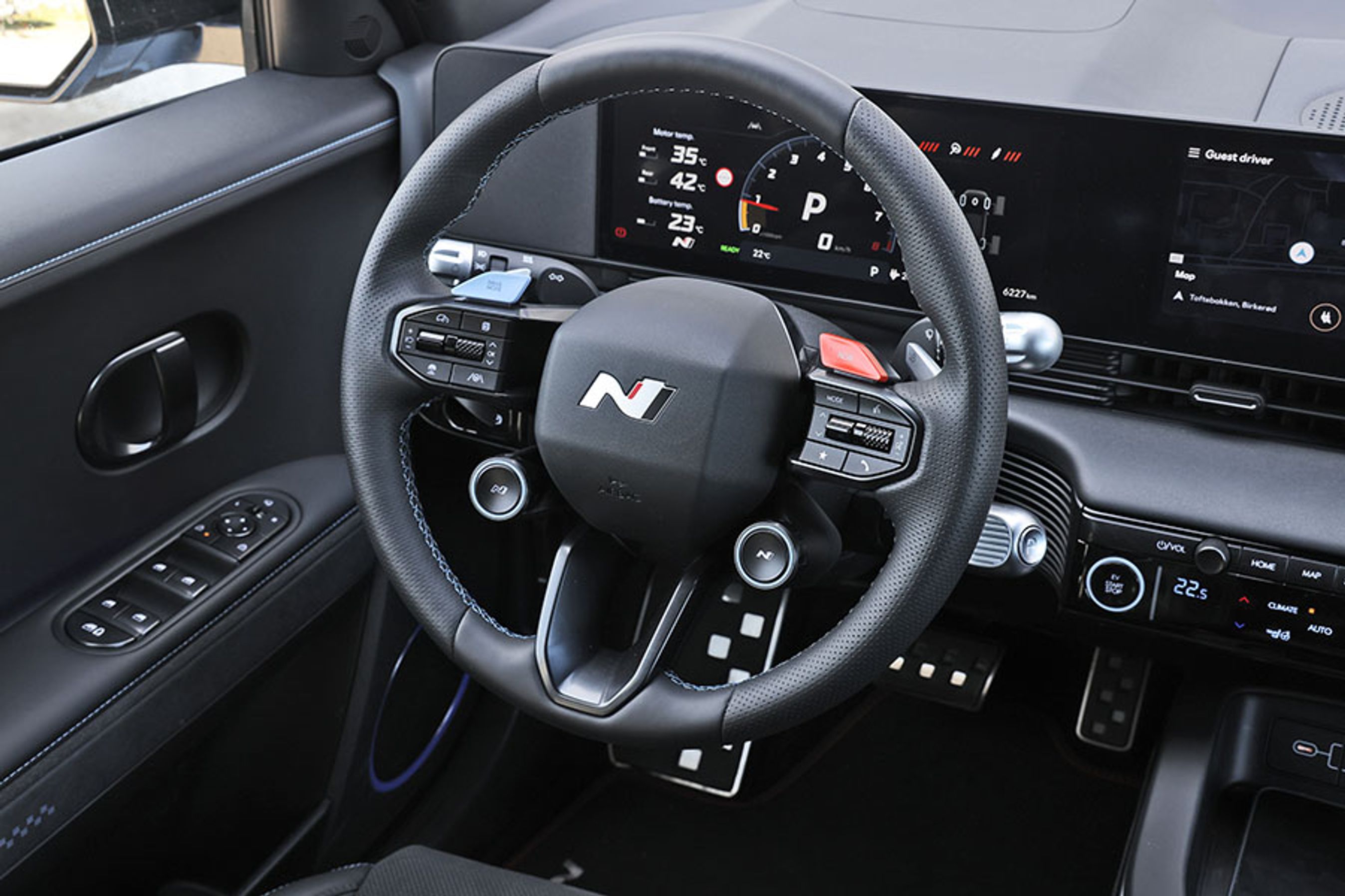 N-varianten har sit helt eget rat. Med farverige kontakter til at aktivere de sportslige funktioner og lidt forvirrende to ens N-knapper i bunden. Det kunne godt være gjort mere enkelt og intuitivt.