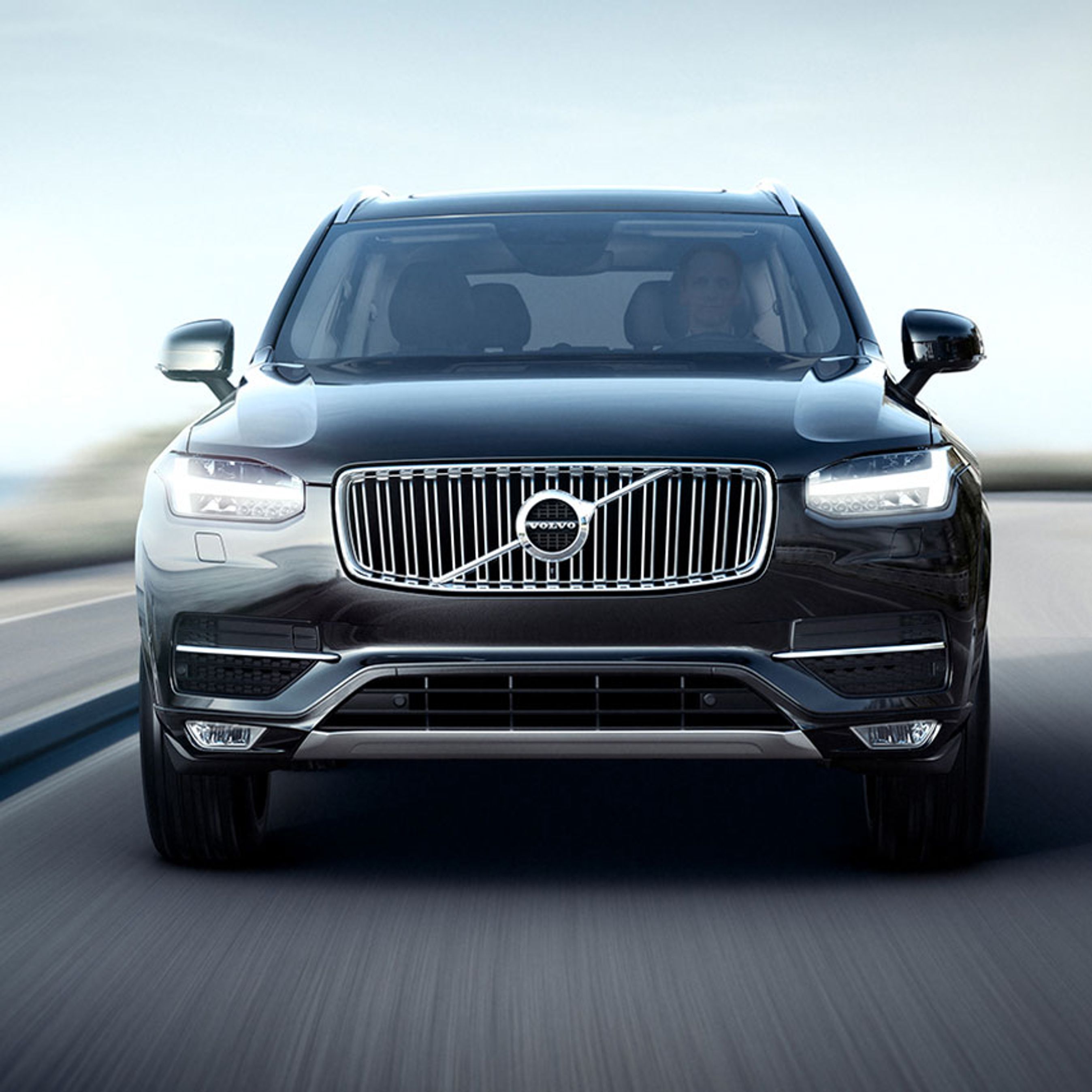 Fronten adskiller sig fra tidligere Volvo modeller og angiver designretningen for kommende Volvo-modeller. De nye LED-forlygter bliver lette at kende i trafikken. I dagslys ligner kørelyslygterne en hammer Thors Hammer.