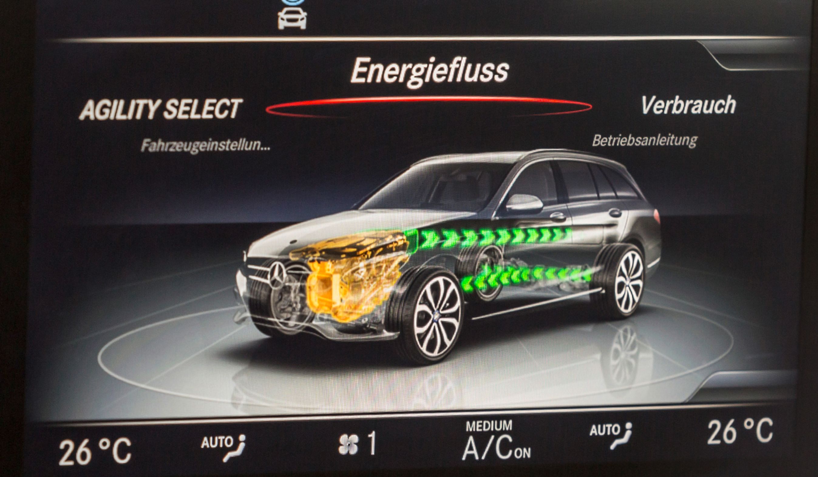 Mercedes-Benz C 350 e har både en stærk benzinmotor og elmotor.
