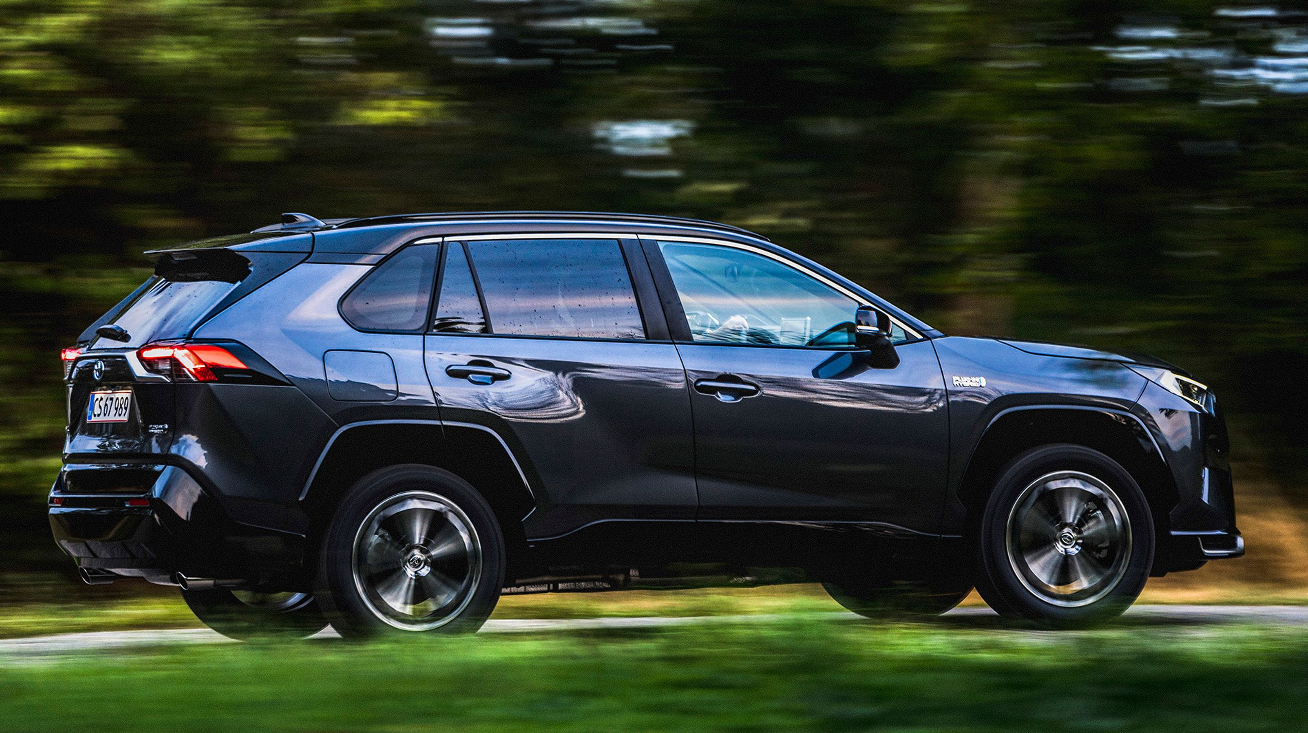 Toyota RAV4 er verdens mest solgte SUV. Nu kommer den i en plugin-hybrid-version, der dog allerede er udsolgt i de næste mange måneder.