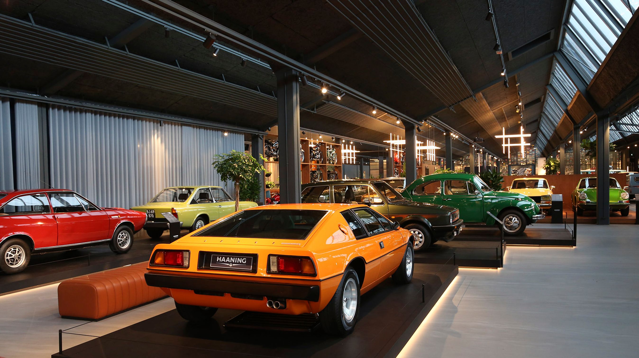 Noget for enhver smag: Fortidens hverdagsbiler er udstillet side om side med eksotikere som denne Lotus Esprit. Alle samlingens biler er i øvrigt fuldt køreklare.