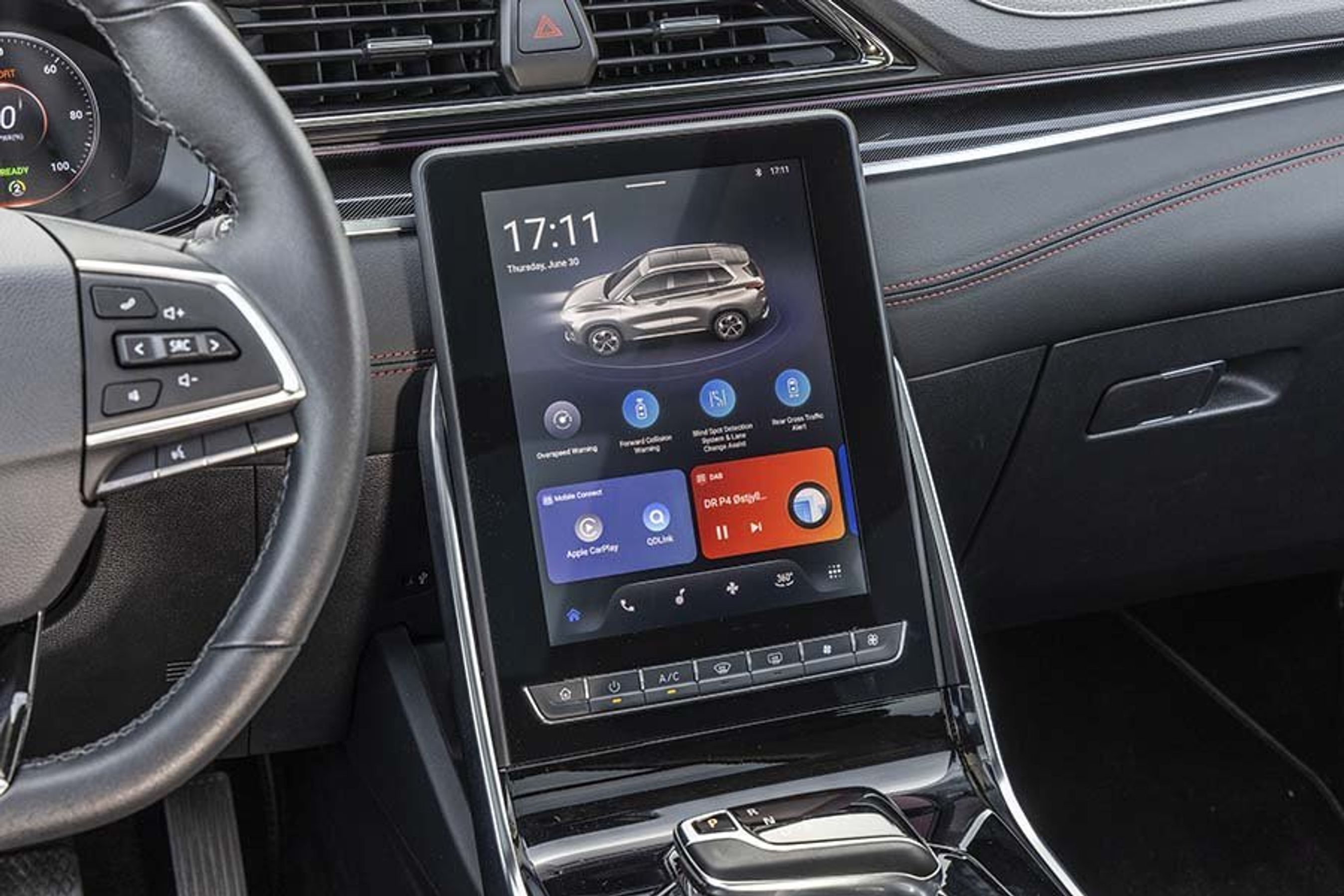 Skærmen i midten er på 10,4” og kan håndtere Apple CarPlay