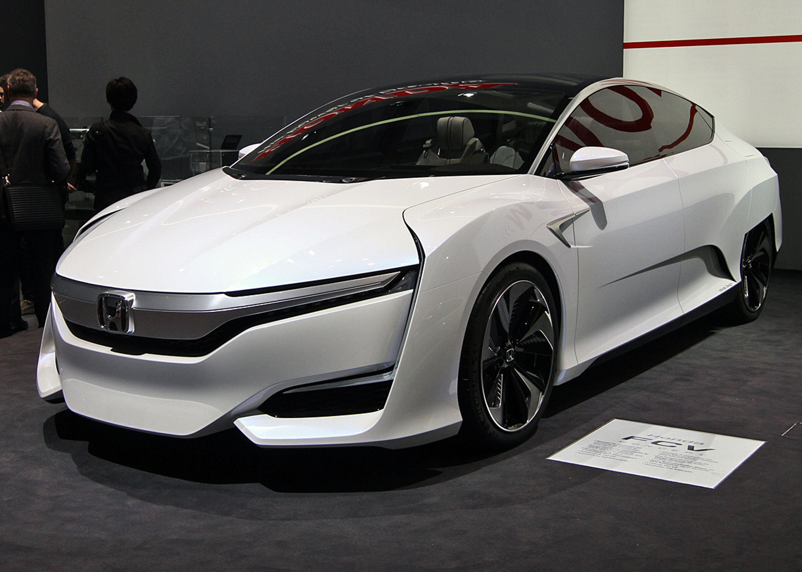 Honda FCV er en brintbil, der går i produktion i 2016. Designet bliver nok ændret i detaljer, inden salgsstart. Fotos: Torben Arent