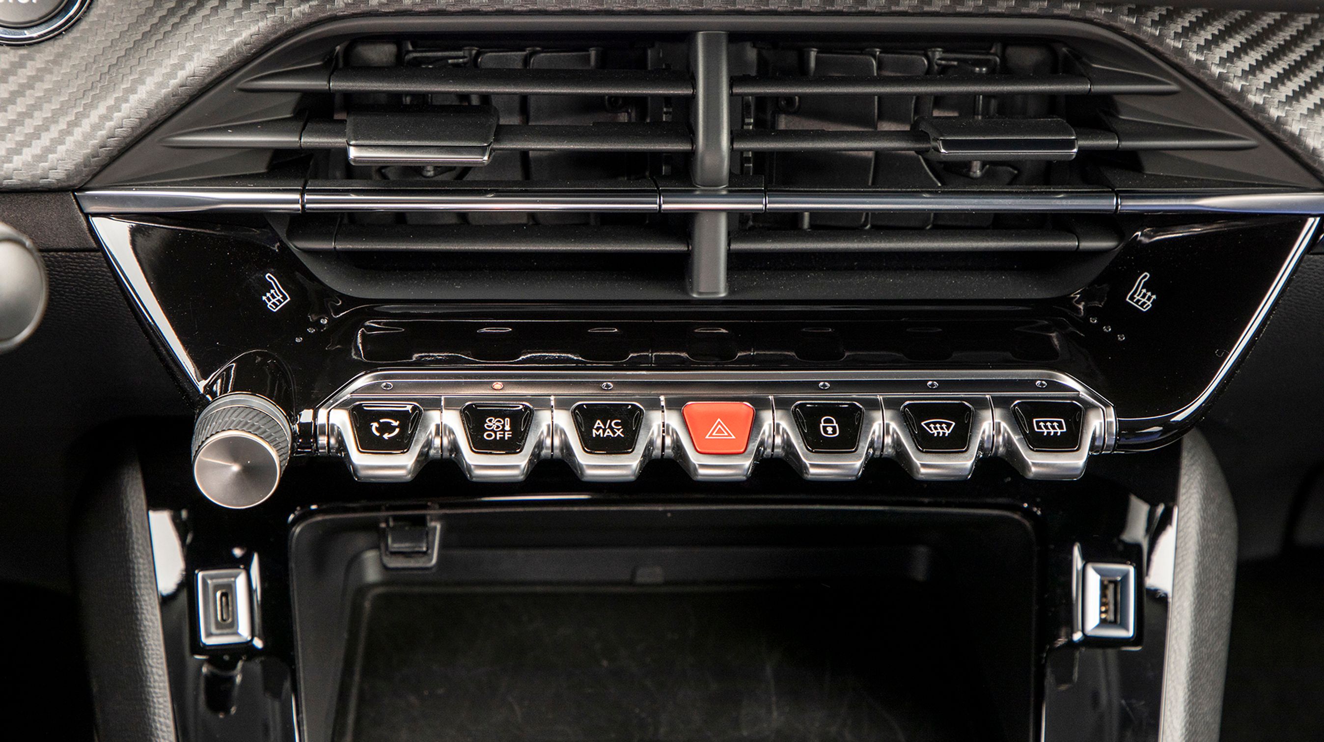 De små vippekontakter er lette at se og enkle at bruge. Men knapperne til sædevarmen er tåbeligt placeret, så man ikke kan se dem.